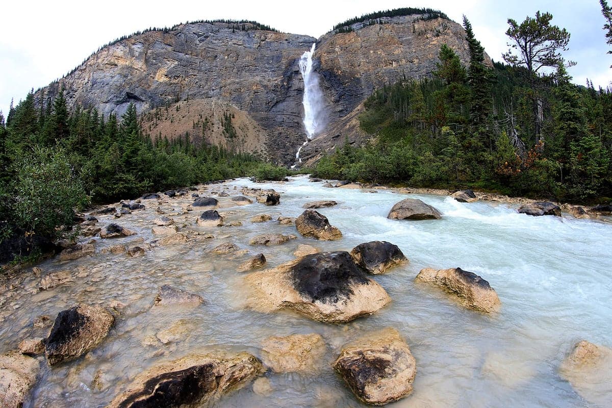 Les chutes Takakkaw dans le parc national Yoho, près de Field, en Colombie-Britannique.