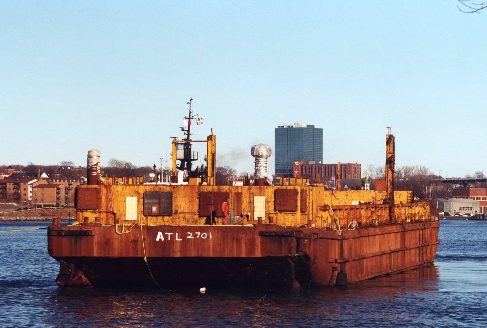 L'épave de l'Irving Whale a été repêchée, rénovée puis rebaptisée Atlantic Sea Lion, visible ici avant sa restauration.