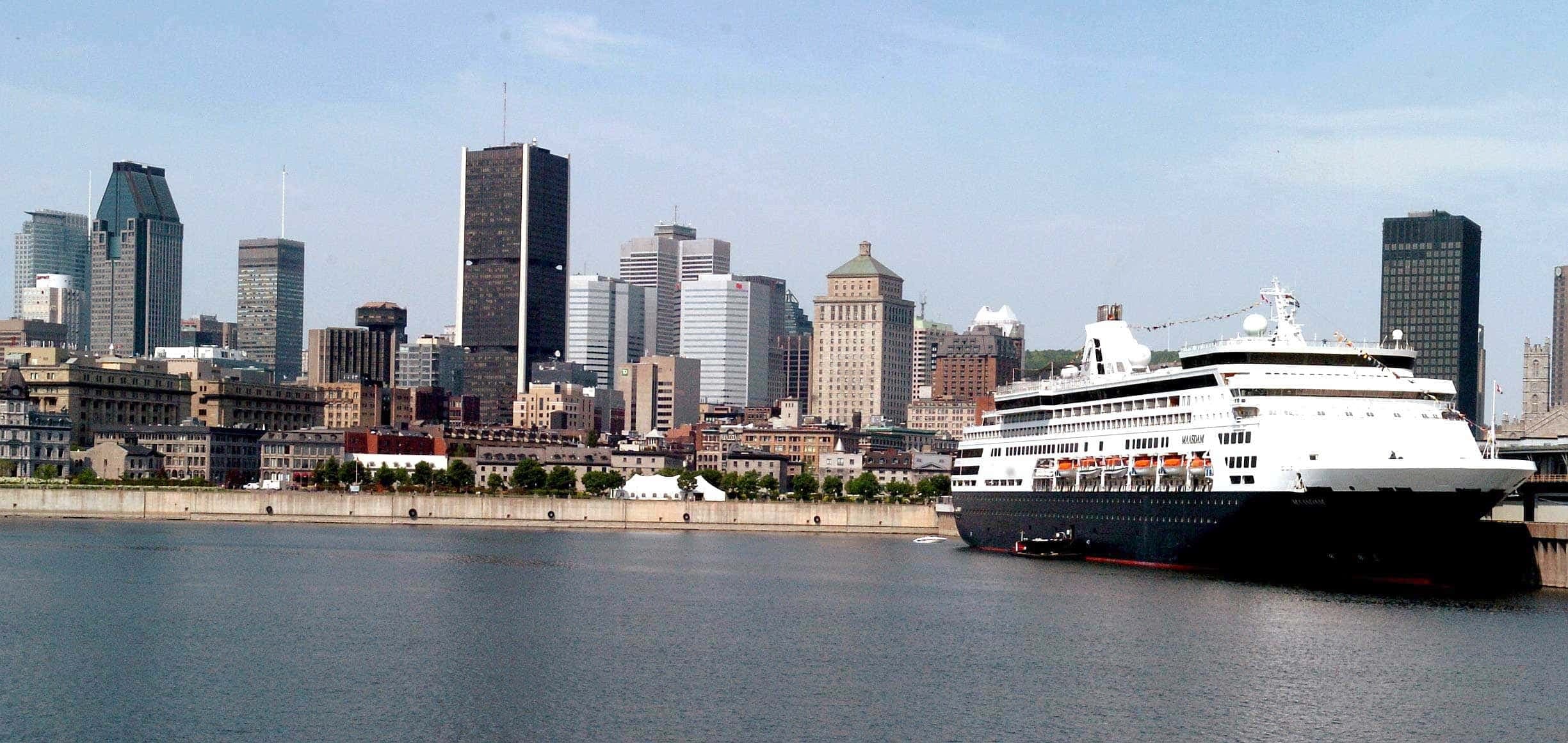 Un bateau de croisière amarré dans le Vieux-Port de Montréal, un spectacle qu’on ne reverra pas avant mars 2022 en raison de l’interdiction de circulation des gros navires de croisière annoncée hier par Ottawa.