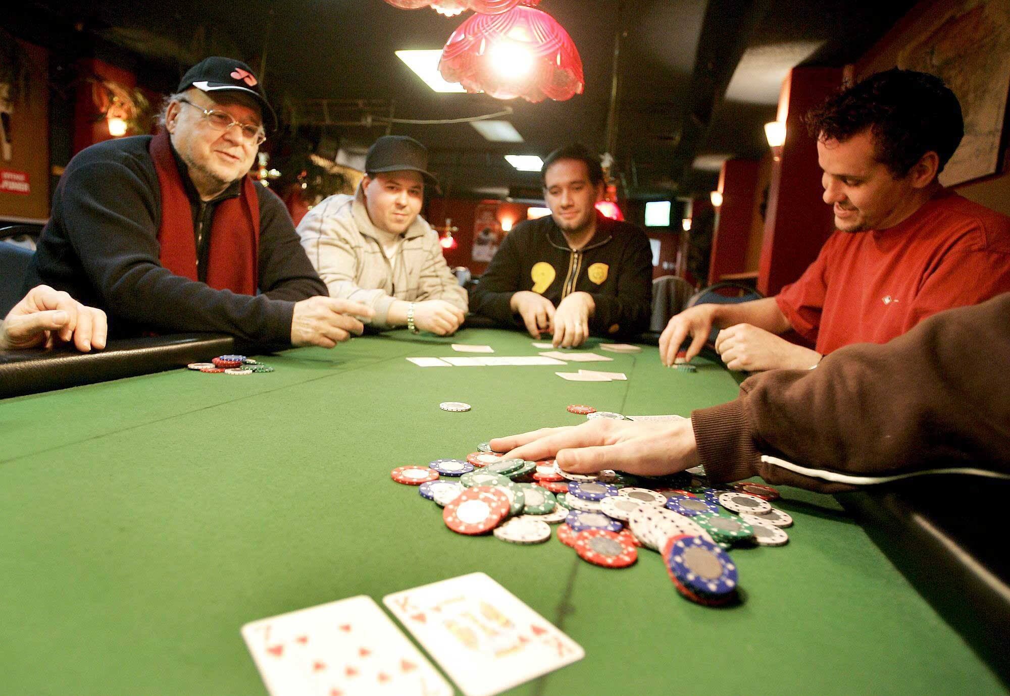Les revenus chez Loto-Québec ont été de 687 millions $ entre avril et septembre 2020. L’an dernier, durant cette période, ils avaient atteint 1,4 milliard $. Sur la photo, des gens réunis autour d’une partie de poker dans l’un des casinos de Loto-Québec.