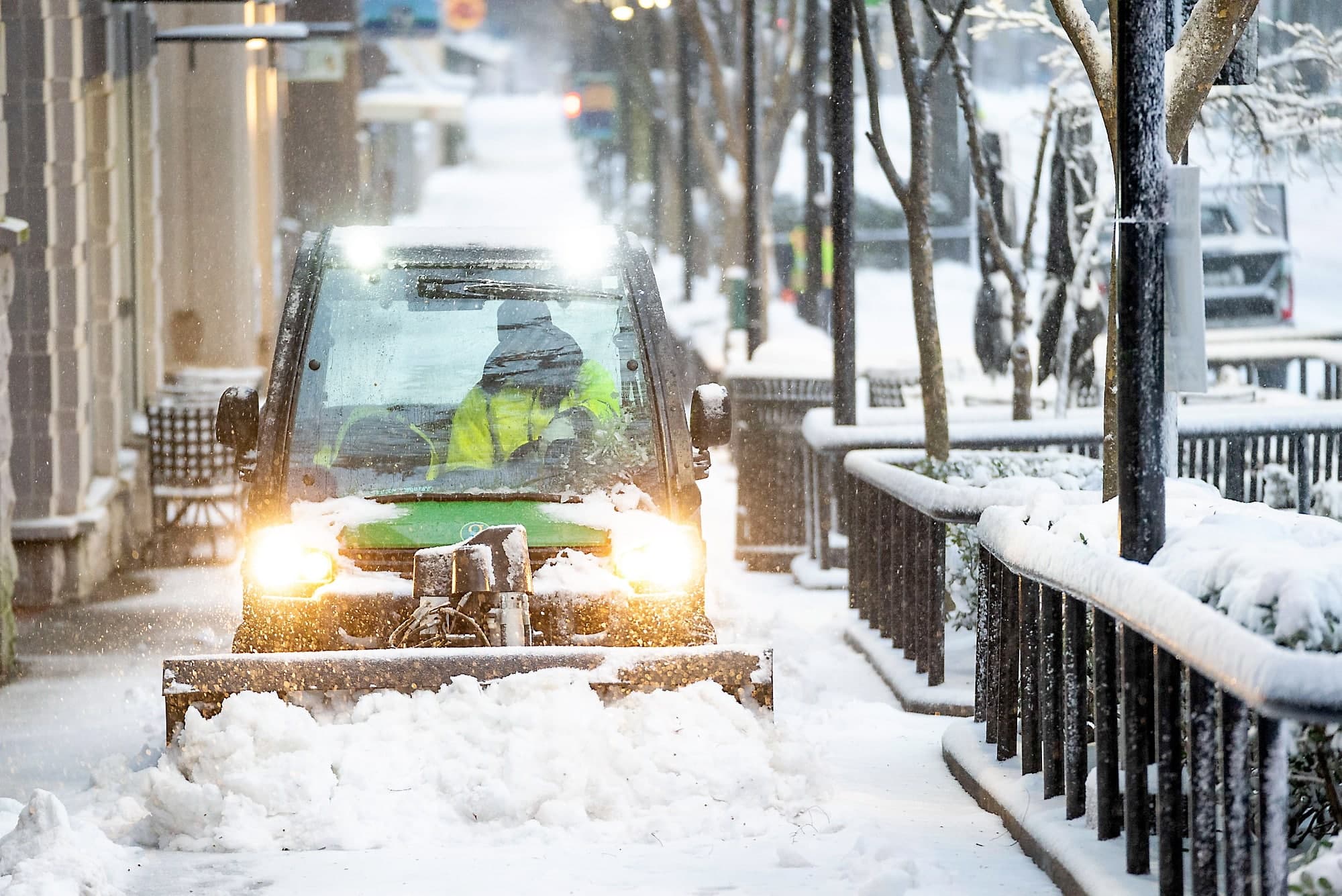 La tempête attendue a déjà eu d’importants impacts aux États-Unis dimanche, comme ici dans la ville de Glenville, en Caroline du Sud, où on a dû sortir ses déneigeuses.
