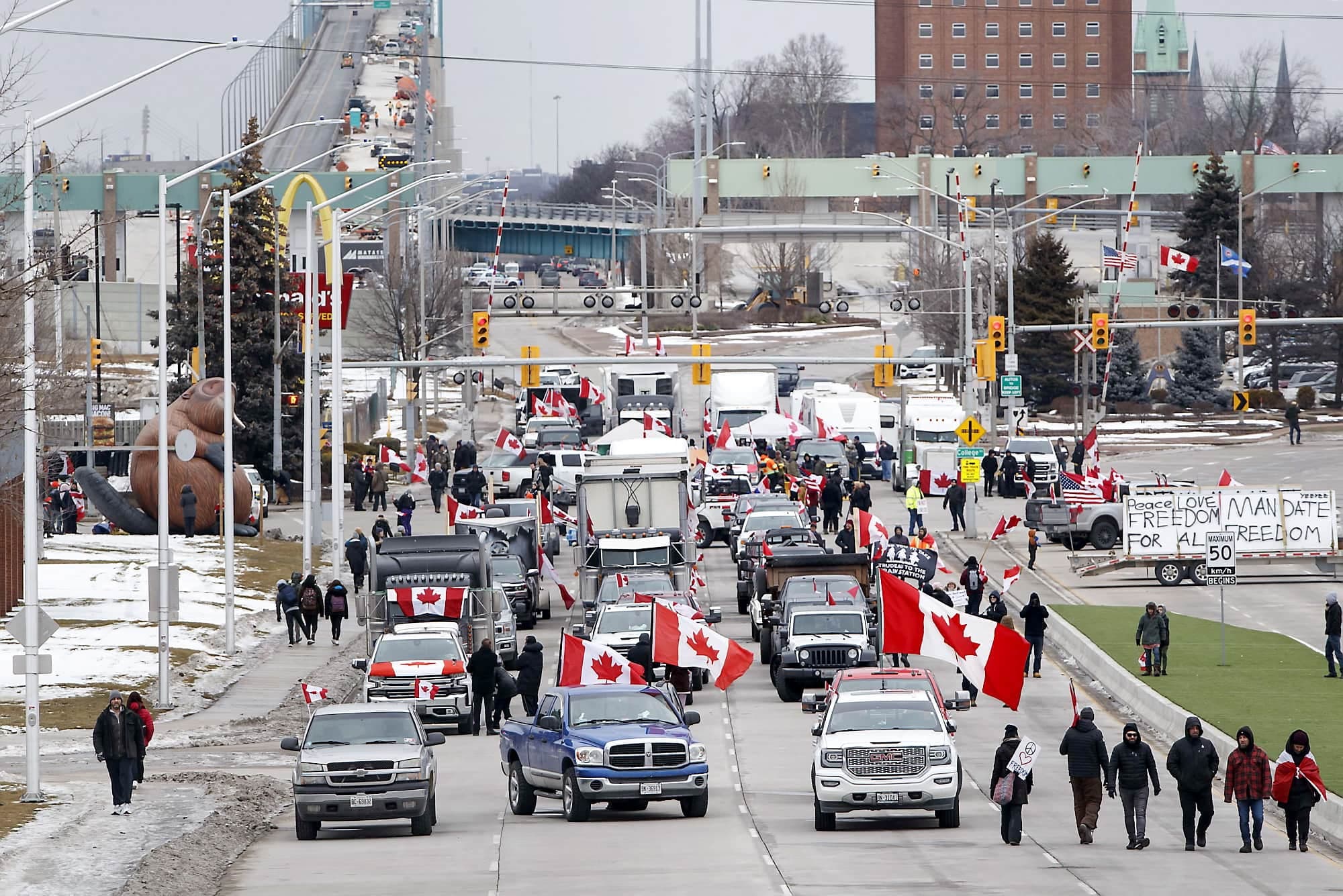 Des manifestants participent à un blocus au pied du pont Ambassador, paralysant le flux de trafic commercial vers le Canada à partir de Detroit.