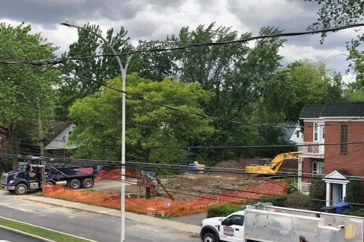 Site d'une maison démolie situé au 725 boulevard Quinn.