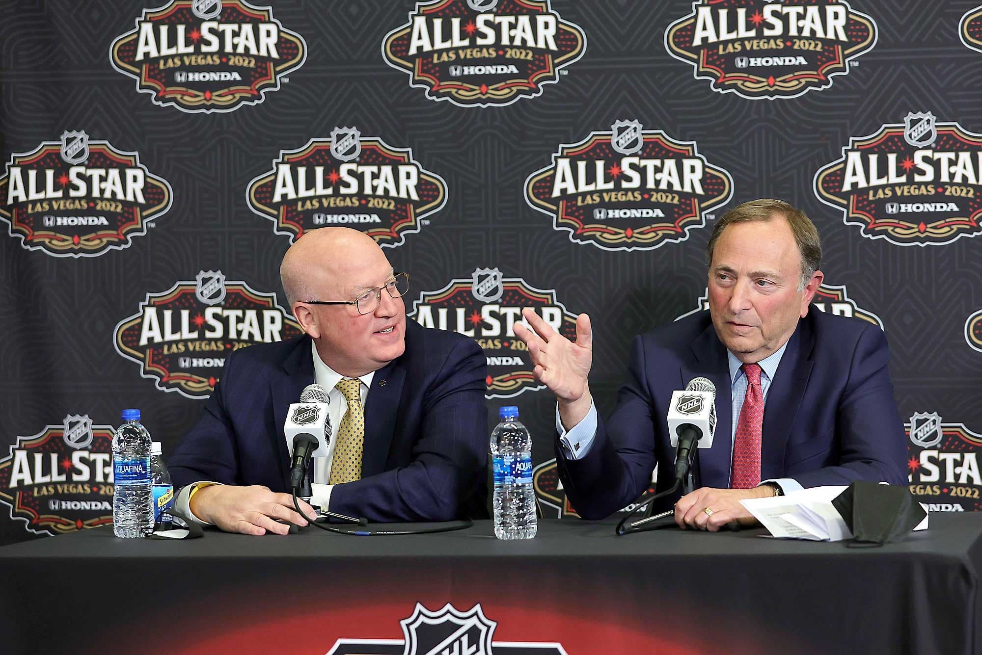 Le commissaire Gary Bettman a répondu aux questions des journalistes sous le regard de son adjoint Bill Daly à Las Vegas, vendredi.