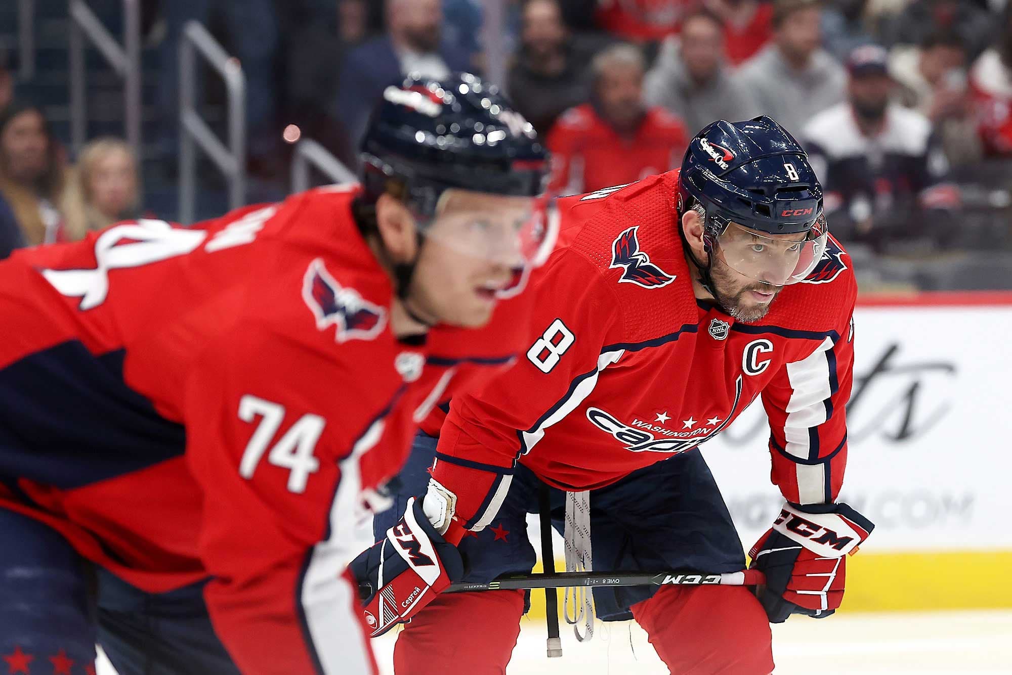 L’attaquant russe Alexander Ovechkin ne participera plus aux campagnes promotionnelles de CCM à cause de l’invasion en Ukraine. Il gardera tout de même son contrat avec l’équipementier.