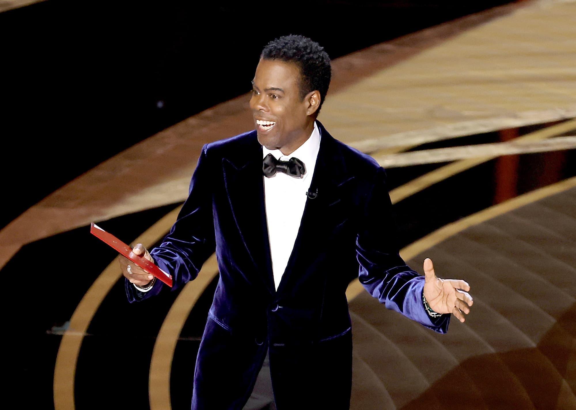 Invité à présenter un prix, Chris Rock fait une blague sur les cheveux de Jada Pinkett Smith, l’épouse de Will Smith.