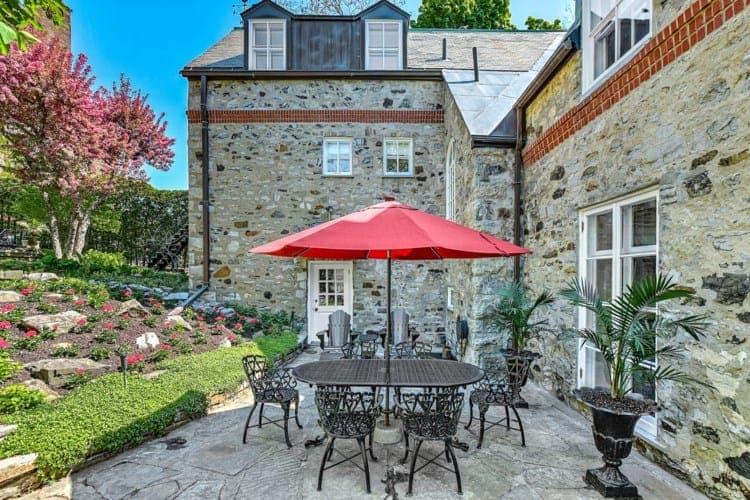 via Engel & Völkers Montréal