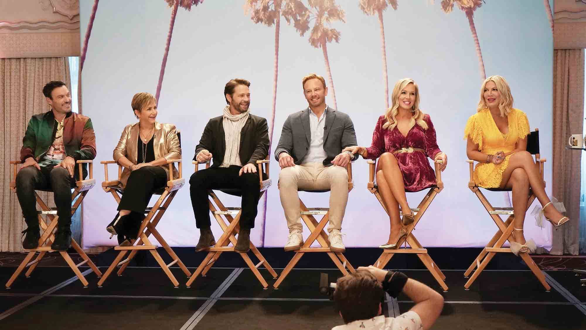 Brian Austin Green, Gabrielle Carteris, Jason Priestley, Ian Ziering, Jennie Garth et Tori Spelling sont prêts à rencontrer leur public.