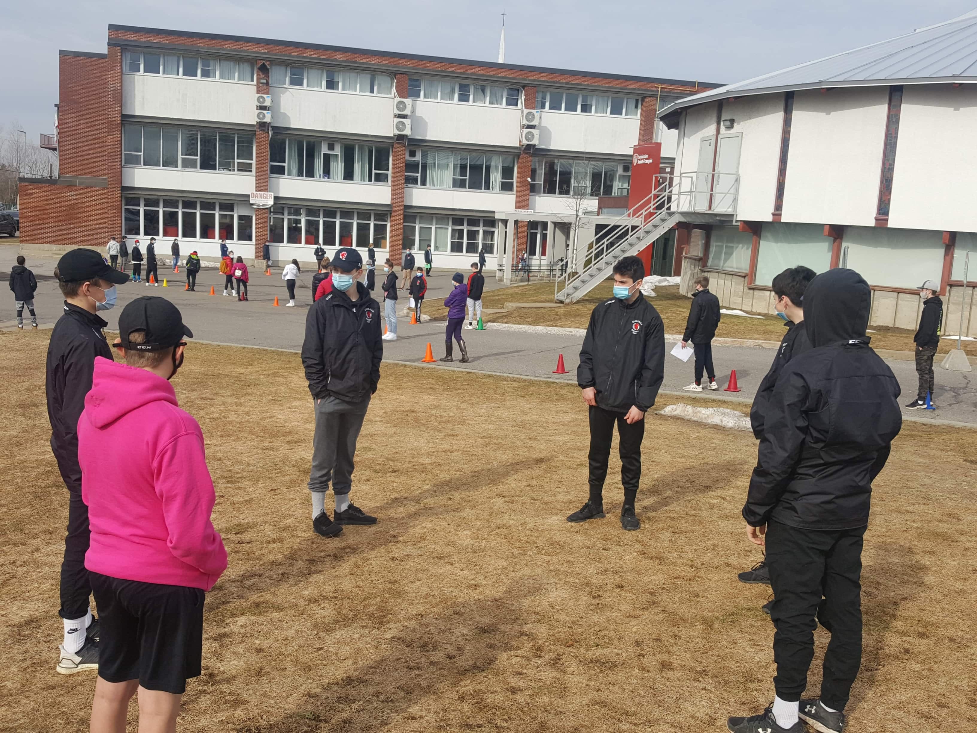 À l'avant-plan, des élèves de deuxième secondaire en hockey-études qui venaient de se faire dépister mercredi avant-midi.