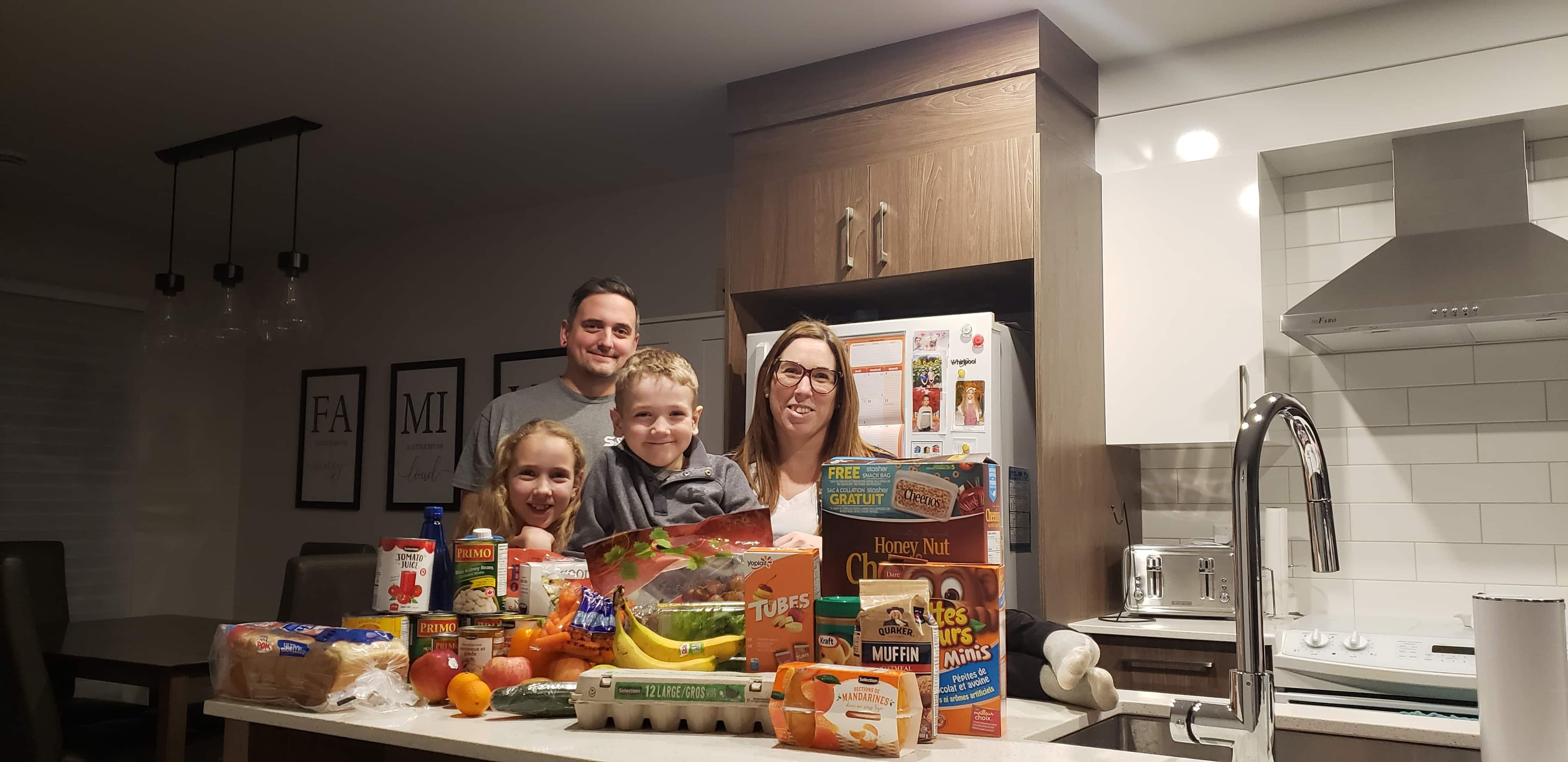 La famille de Joanie Clément et de Steve Jolicoeur a dû faire des sacrifices avec les hausses du panier d’épicerie au cours de la dernière année. Sur la photo, ils sont accompagnés par leurs enfants Ludovic et Amélie.