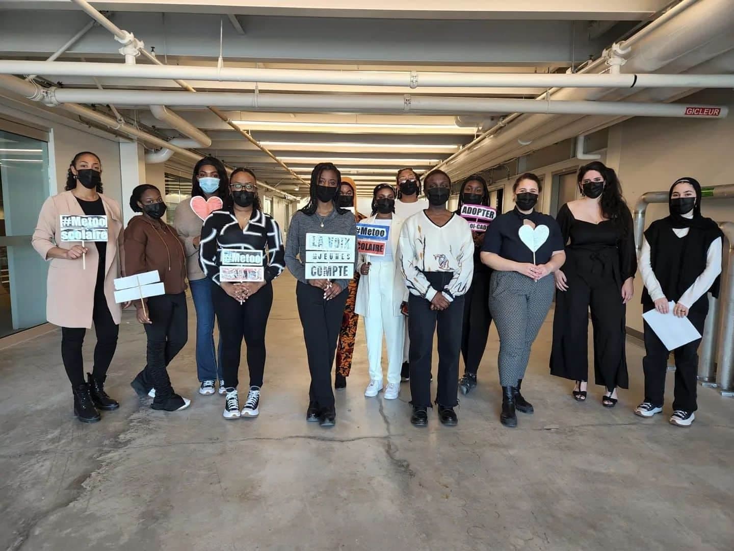 Des militantes du groupe La voix des jeunes compte.