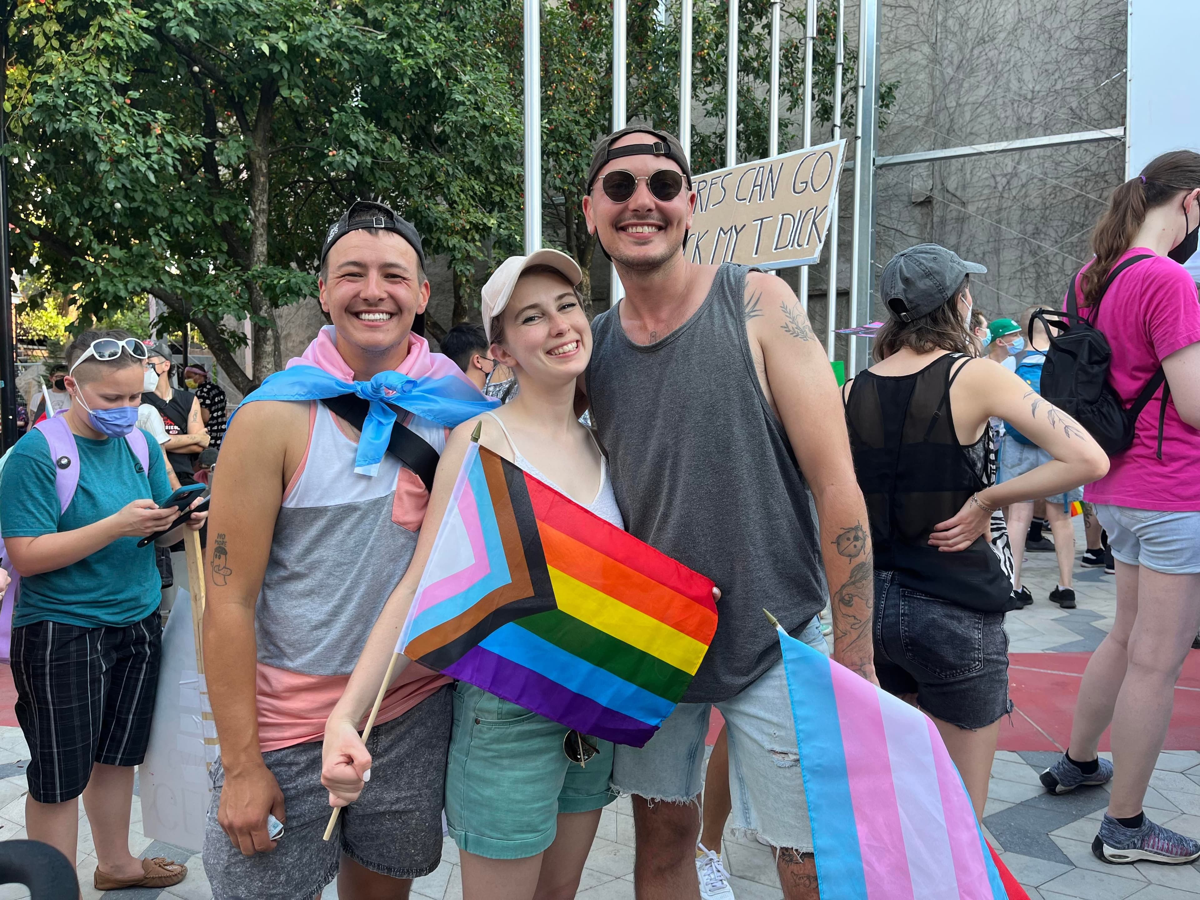 Eliott, Sabrina et Léo à la marche trans qui avait lieu dans le Village à l'occasion de la Fierté.
