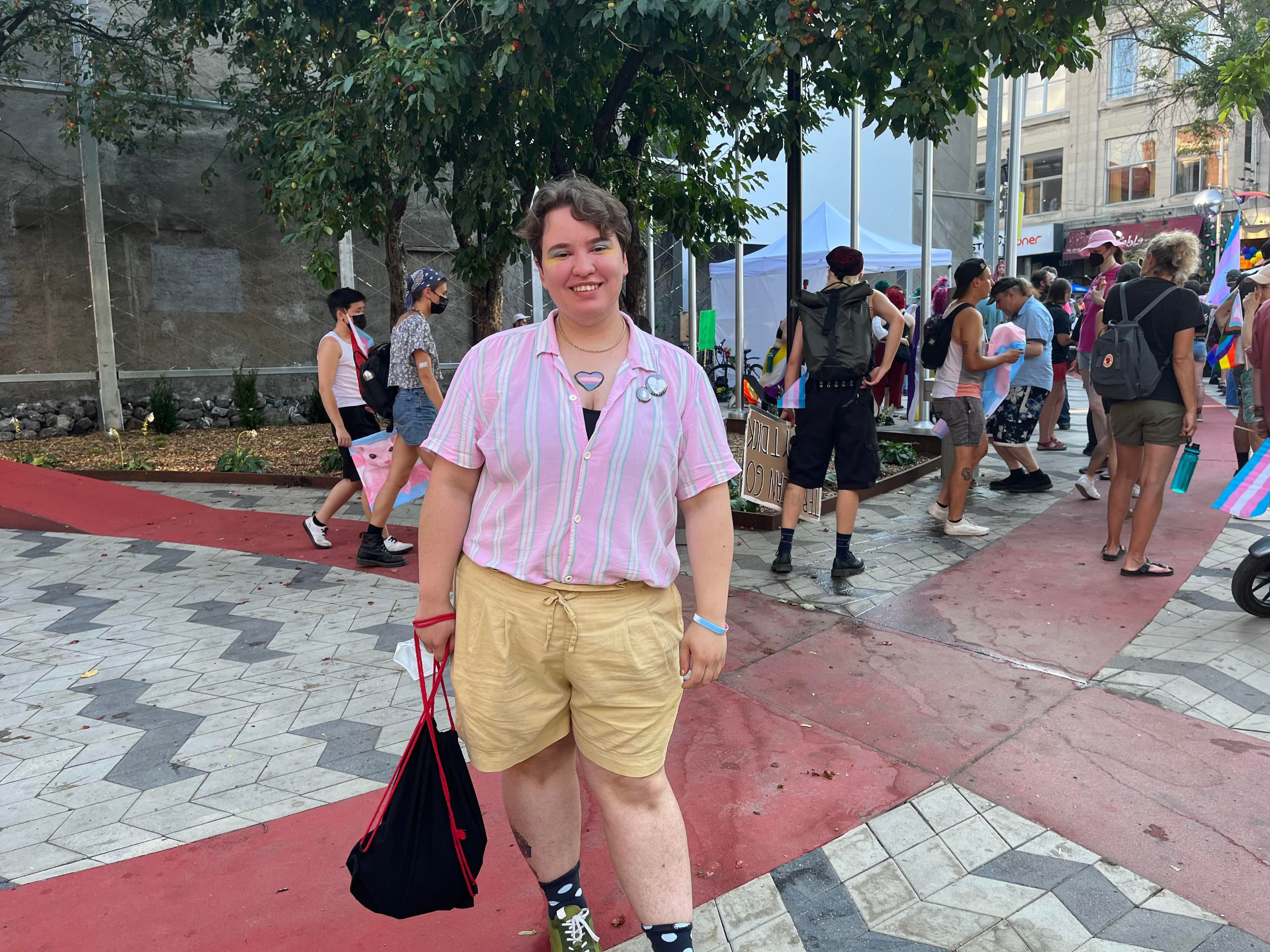 Mathieu à la marche trans qui avait lieu dans le Village à l'occasion de la Fierté.