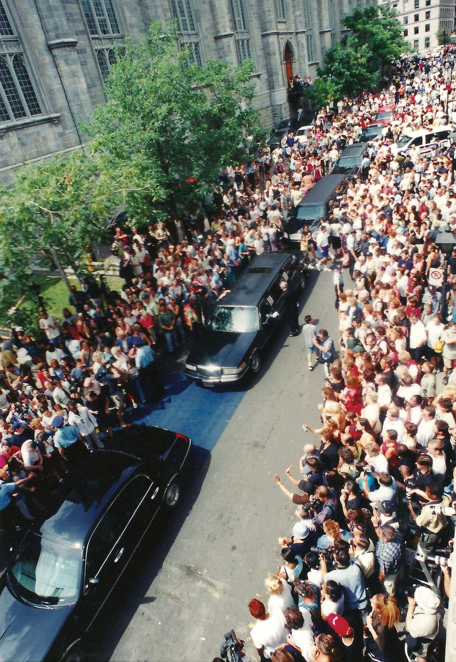 Les admirateurs observaient avec un vif intérêt les navettes conduisant les invités à la chapelle.