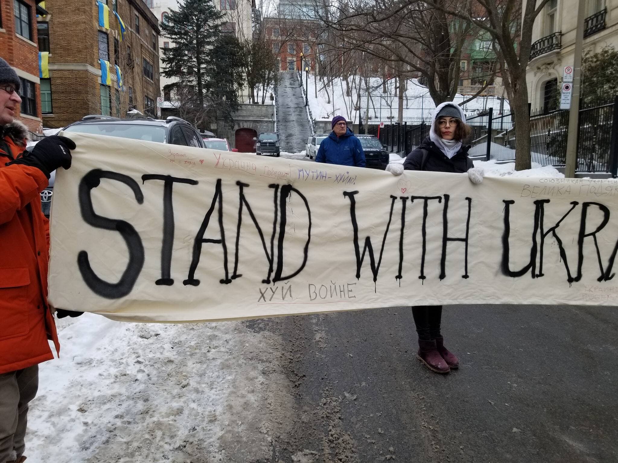 Olga Babina, à droite, participant à la manifestation du 25 février à Montréal contre la guerre en Ukraine.