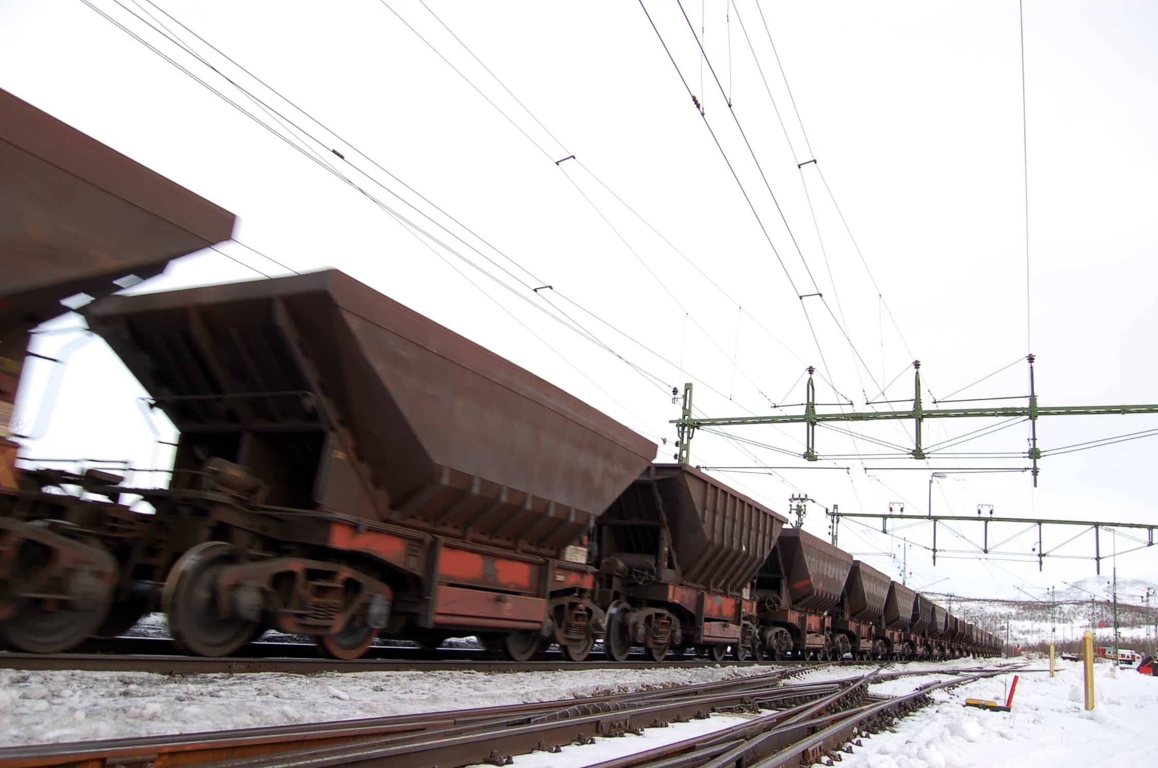 Un chargement de minerais de fer quitte la mine de Kiruna, par train.