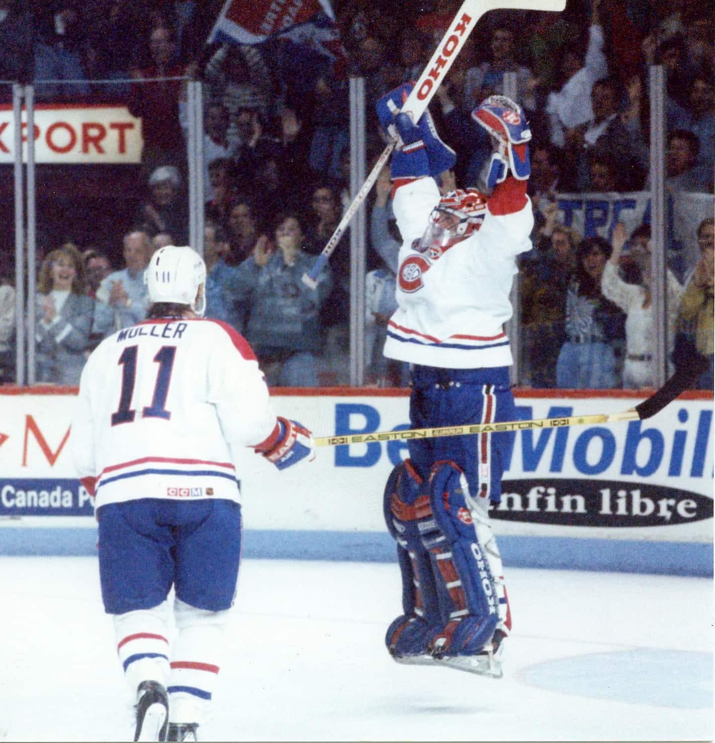 Patrick Roy saute de joie après avoir éliminé les Islanders de New York, en 1993, une quinzaine de jours avant de soulever la coupe Stanley.