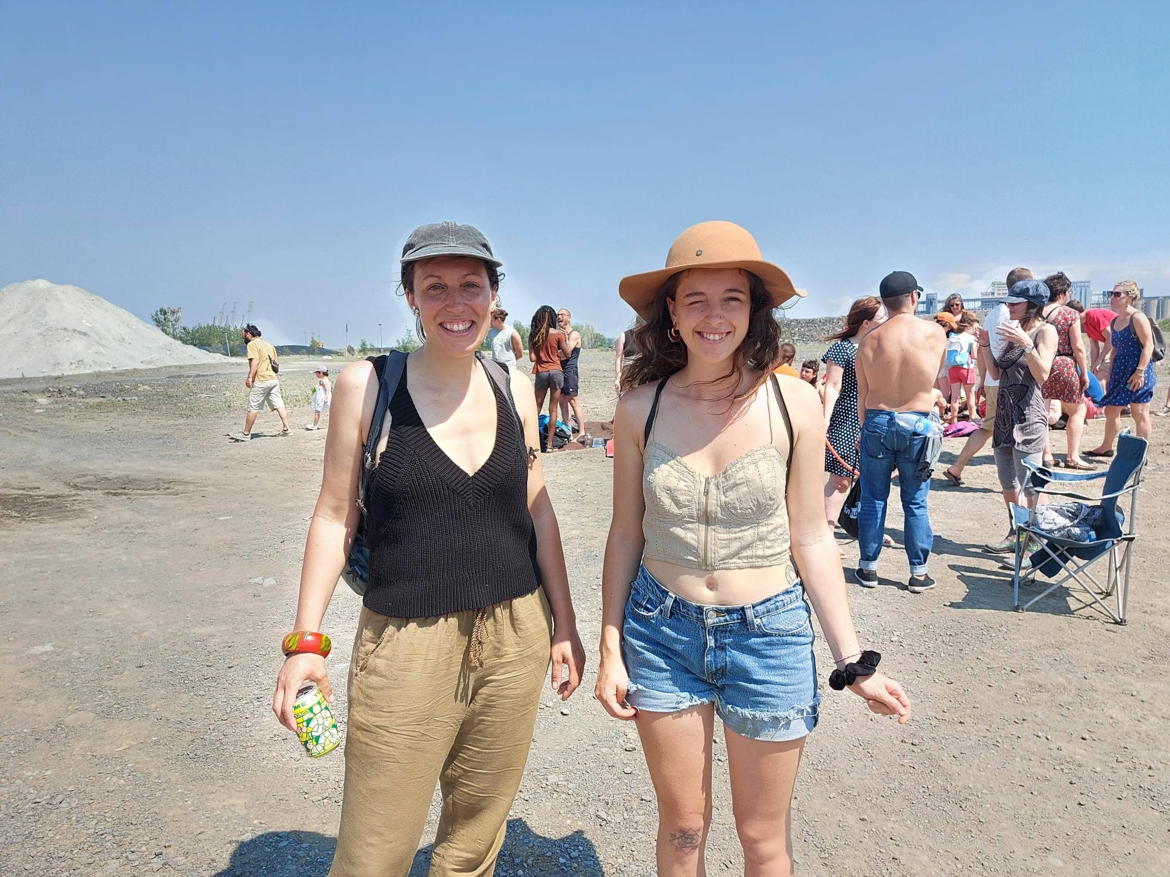 Millie Caron (à droite) et son amie Laetitia Ledru (à gauche)