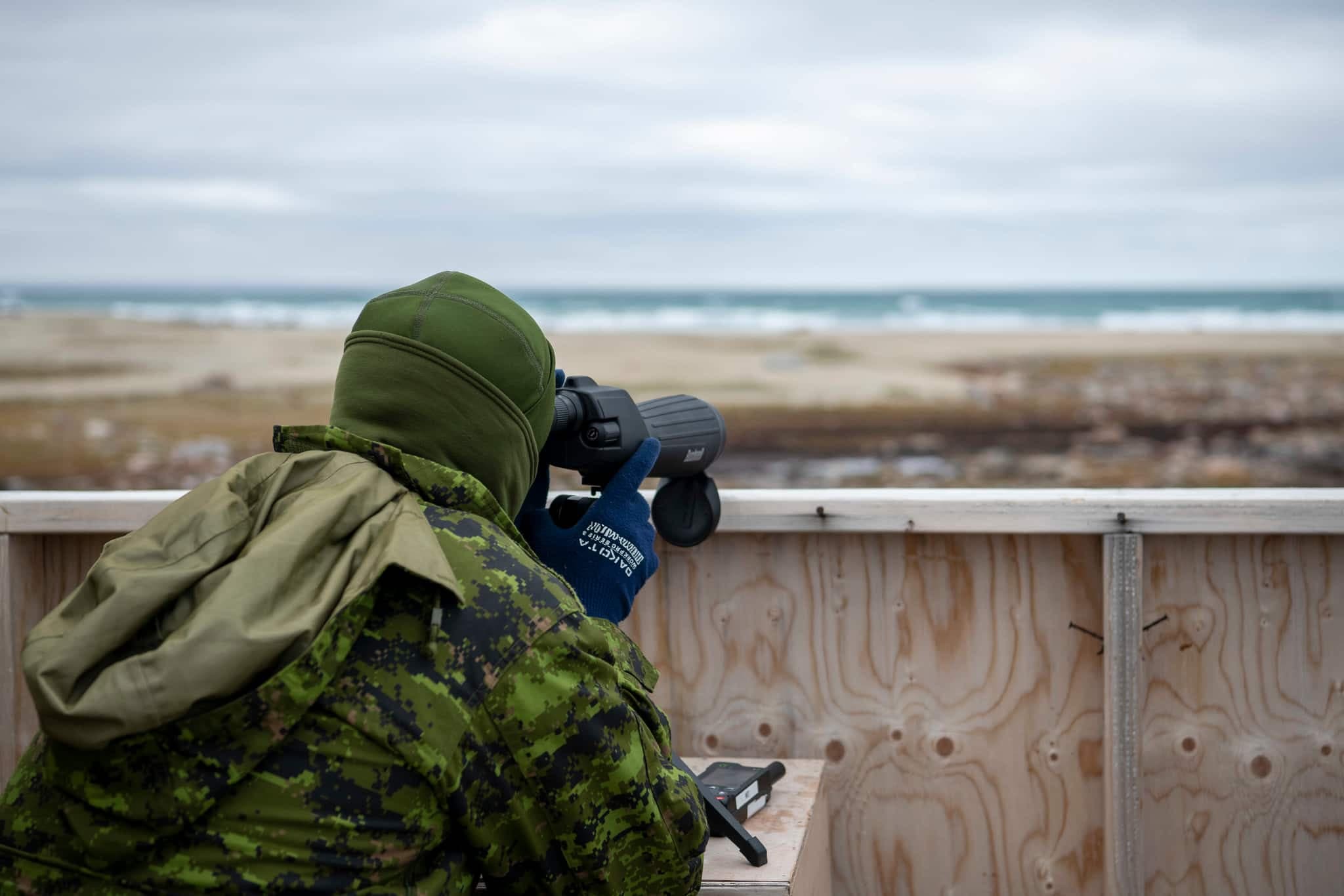 Un soldat surveille le passage du Nord-Ouest en Arctique, lors de l’opération NANOOK-NUNAKPUT 22, à Cambridge Bay, au Nunavut, le 21 août 2022.
