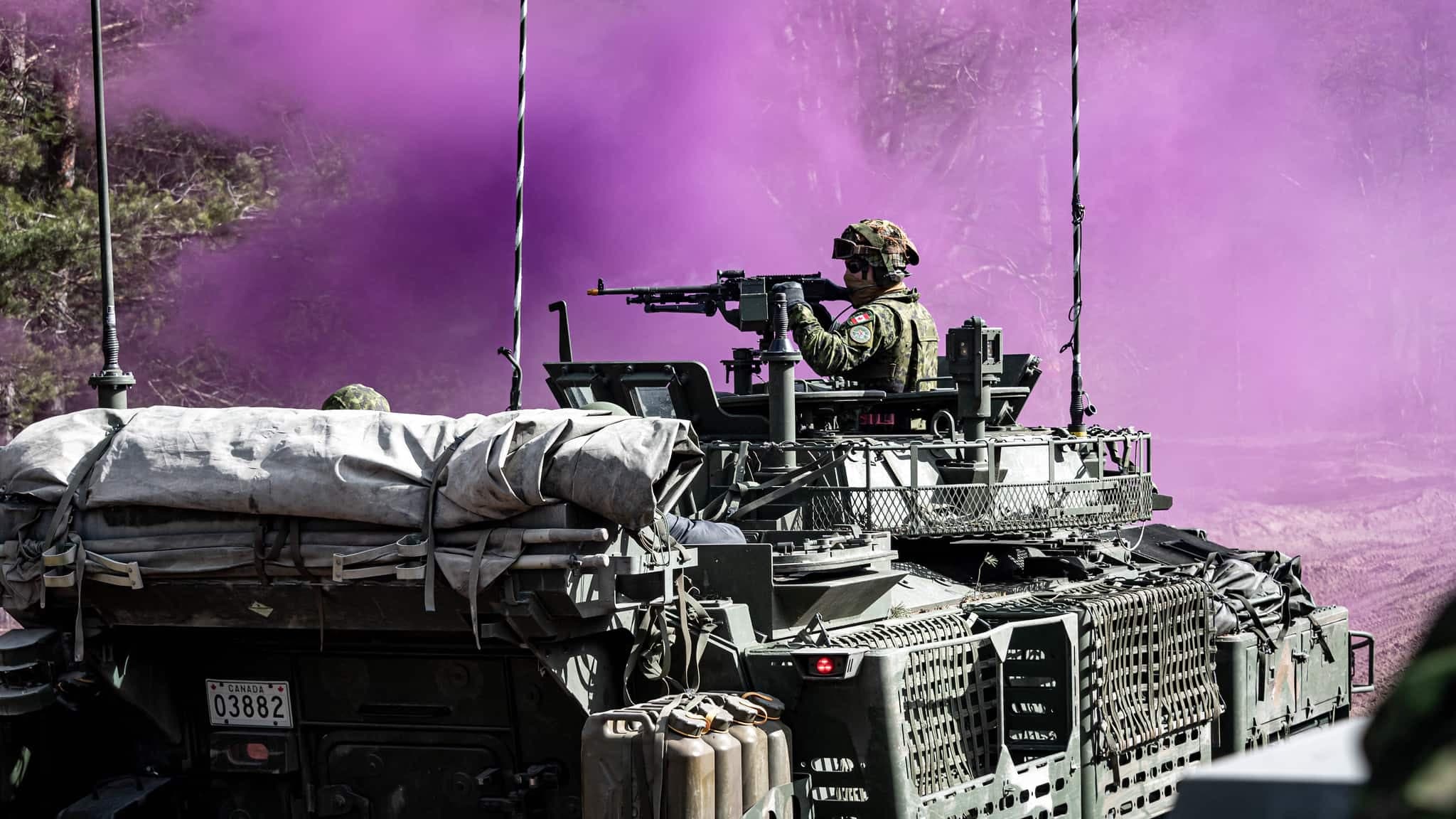 Un soldat canadien qui participe à un exercice en Lettonie.