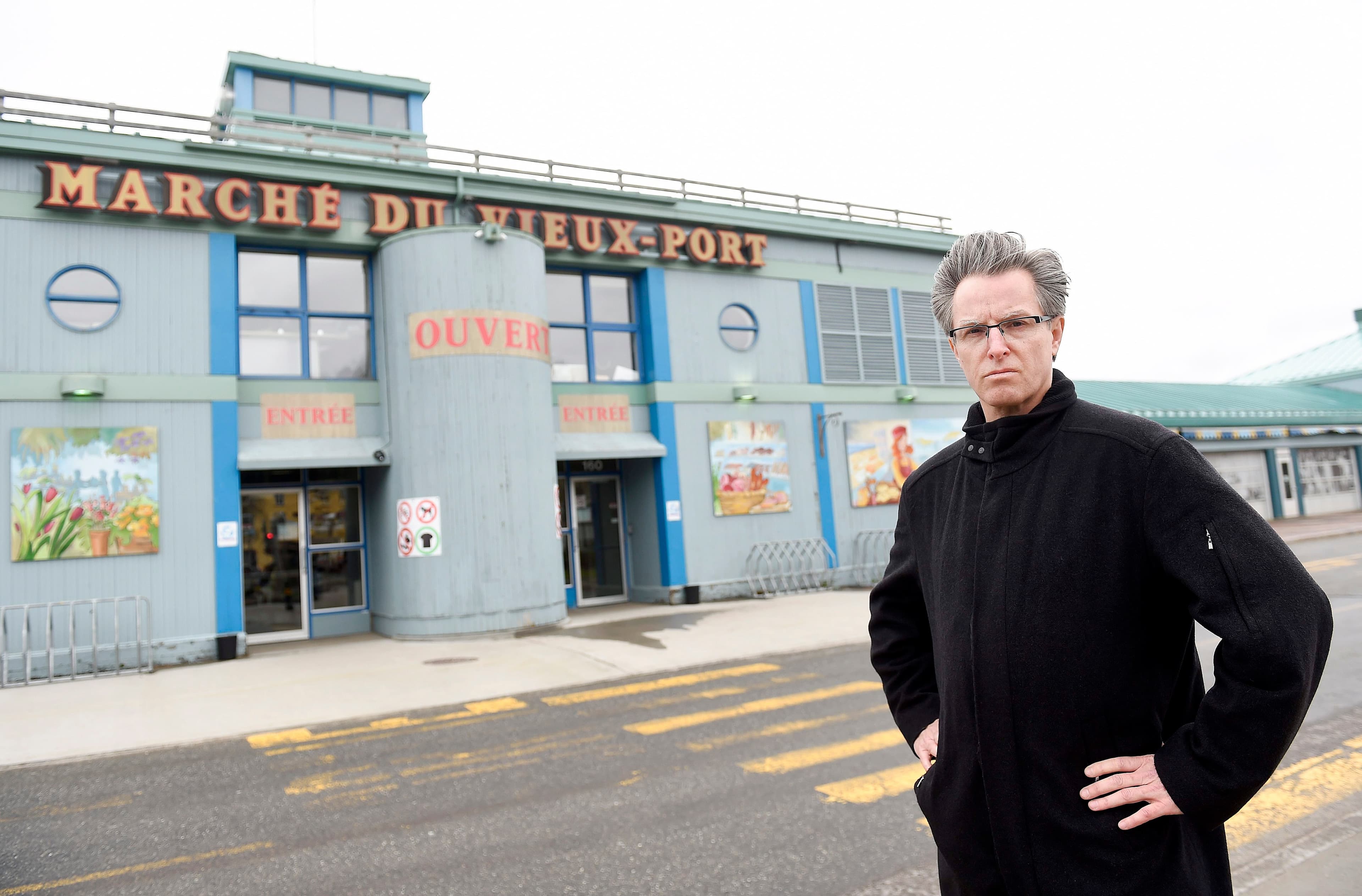 Jean Rousseau en 2016 devant le marché du Vieux-Port, maintenant démoli.