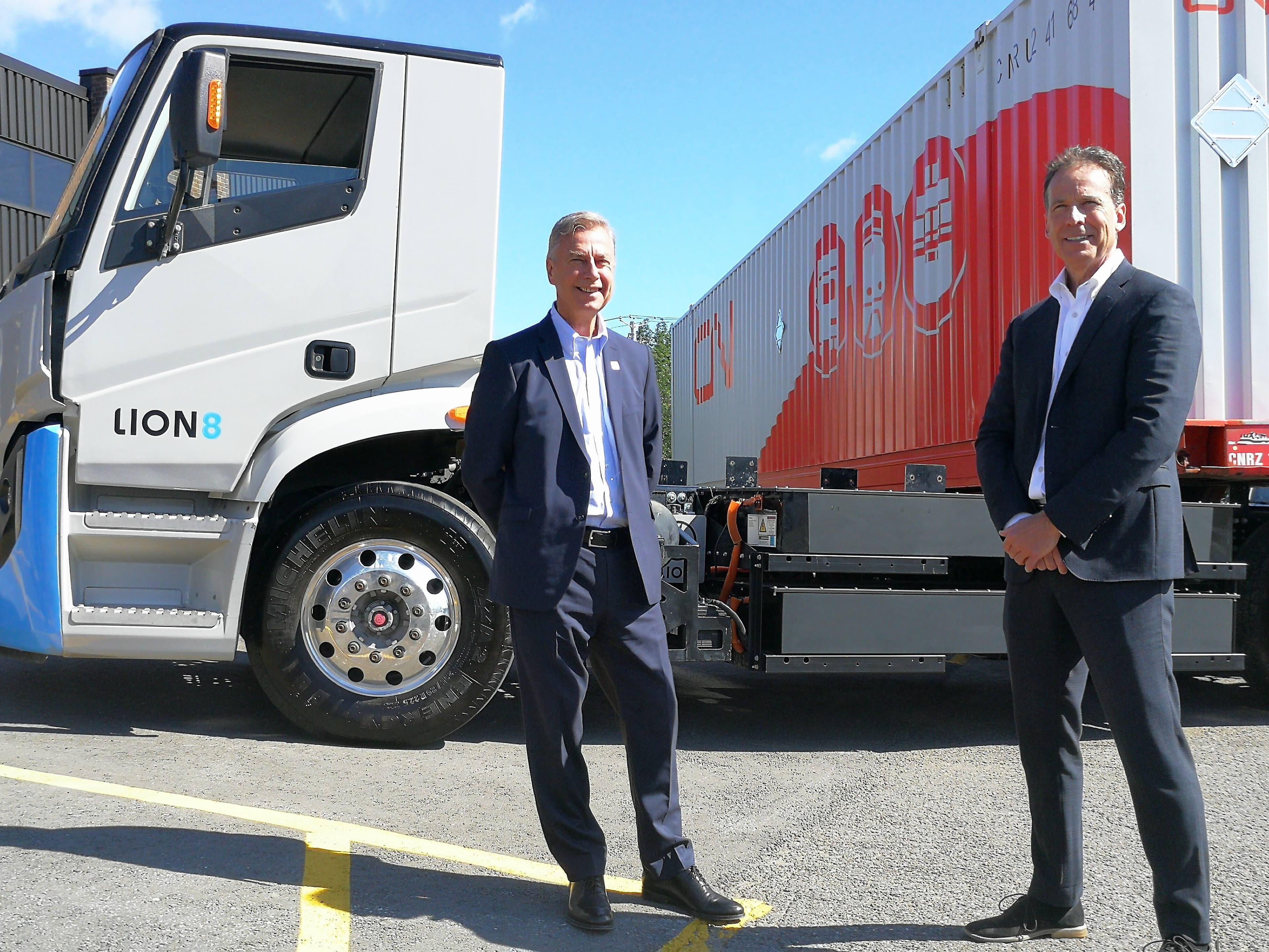 Les anciens PDG du CN, Jean-Jacques Ruest (à gauche), et de Lion Électrique, Marc Bédard, lors de l’annonce d'une commande de 50 camions par le transporteur ferroviaire, en août 2020.