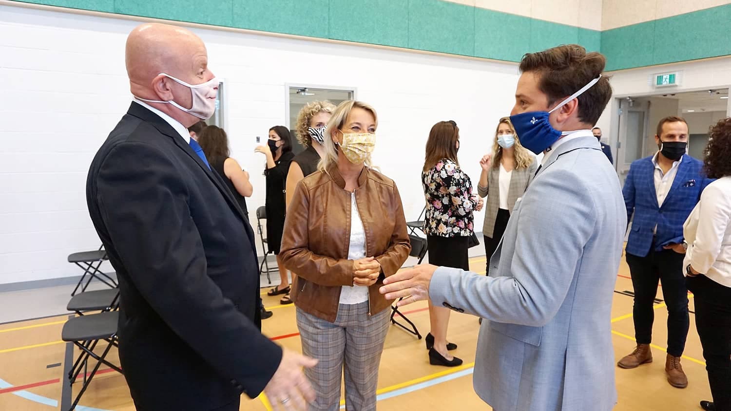 La mairesse de Longueuil, Sylvie Parent, discutant jeudi avec le député Ian Lafrenière (à gauche) et le ministre de la Justice, Simon Jolin-Barrette, tous masqués, lors d’une annonce dans une école de l’arrondissement de Saint-Hubert. La députée Catherine Fournier et la mairesse de Brossard, Doreen Assaad, étaient notamment présentes.