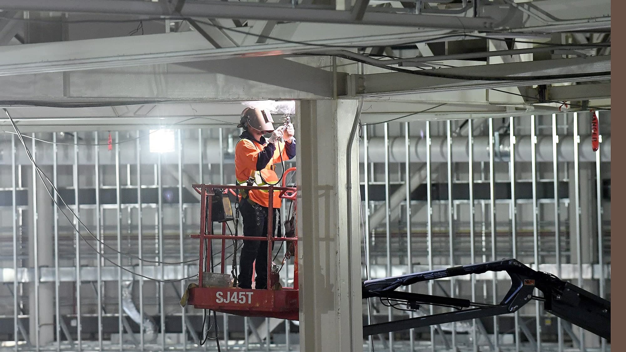 Un travailleur soudant des pièces de métal.