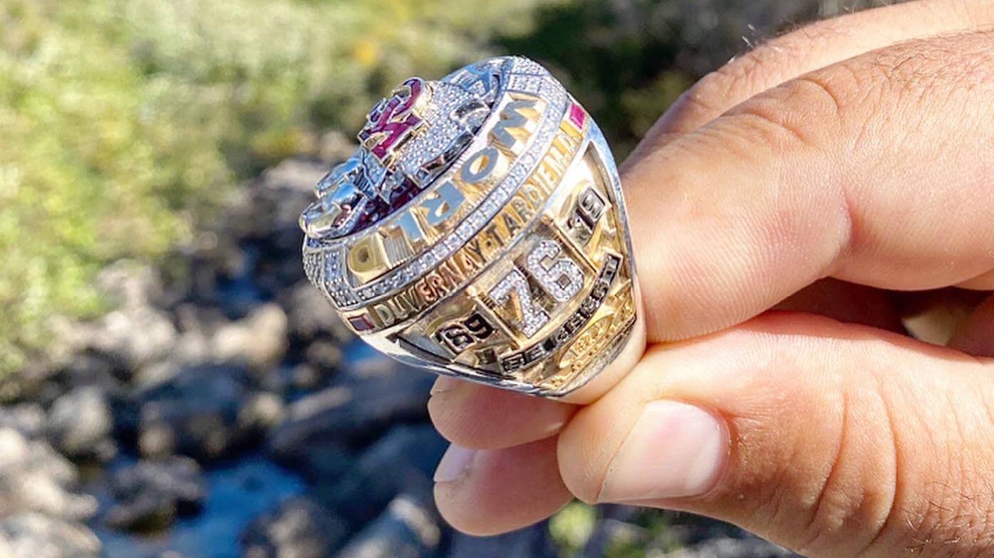 Le bijou est orné d’un total de 255 diamants et de 36 authentiques rubis. Le nom du joueur et son numéro y apparaissent aussi.