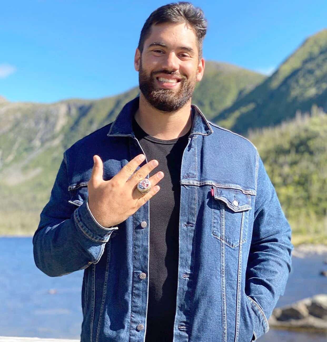 Le garde des Chiefs a reçu sa bague de champion du Super Bowl lors de ses vacances en Gaspésie.