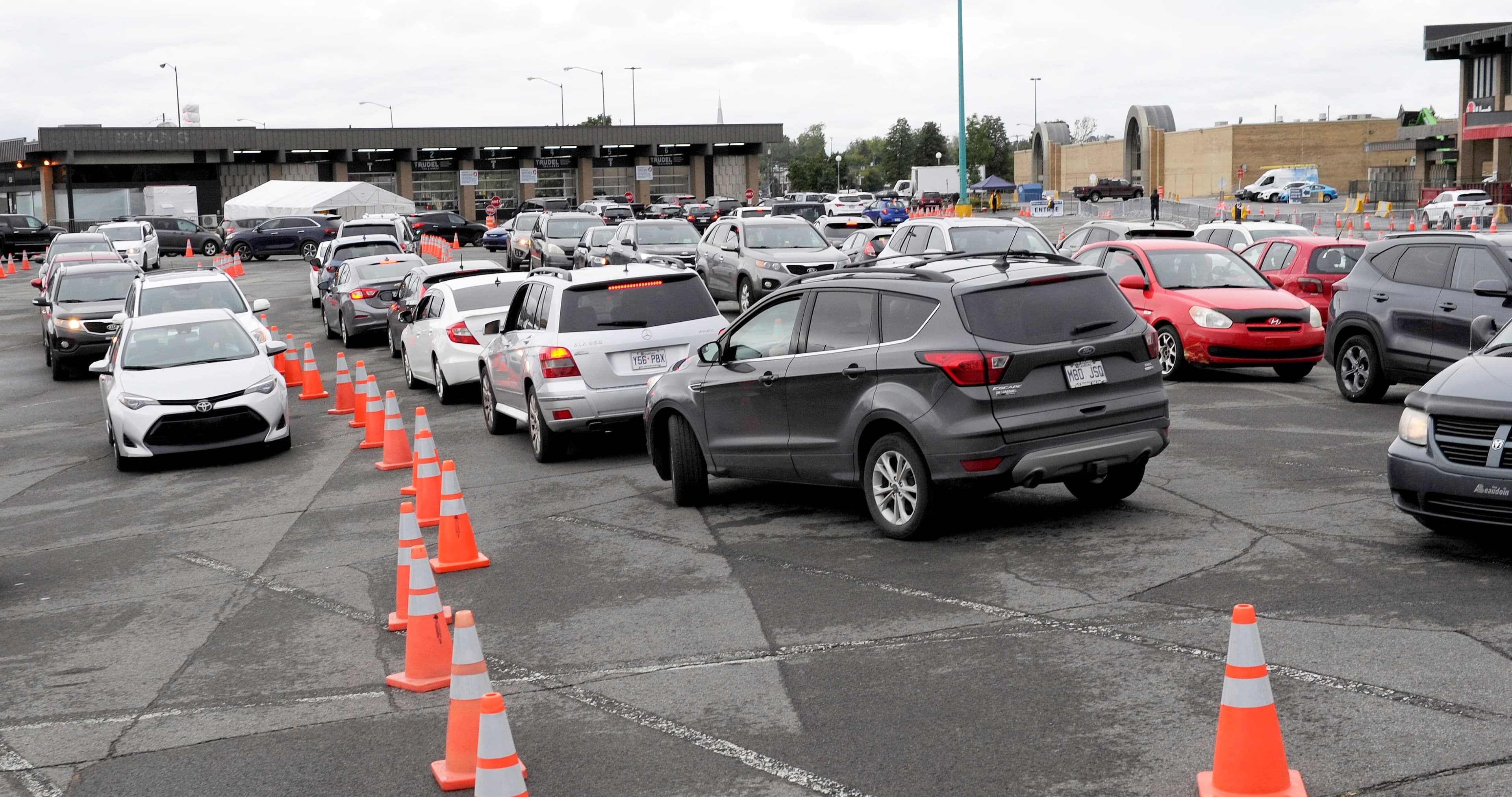 Inquiets de la montée du virus, les gens de Québec se sont fait massivement dépister dans les derniers jours. Encore mercredi, il y avait de longues files d’attente, tant au centre commercial Fleur de Lys.