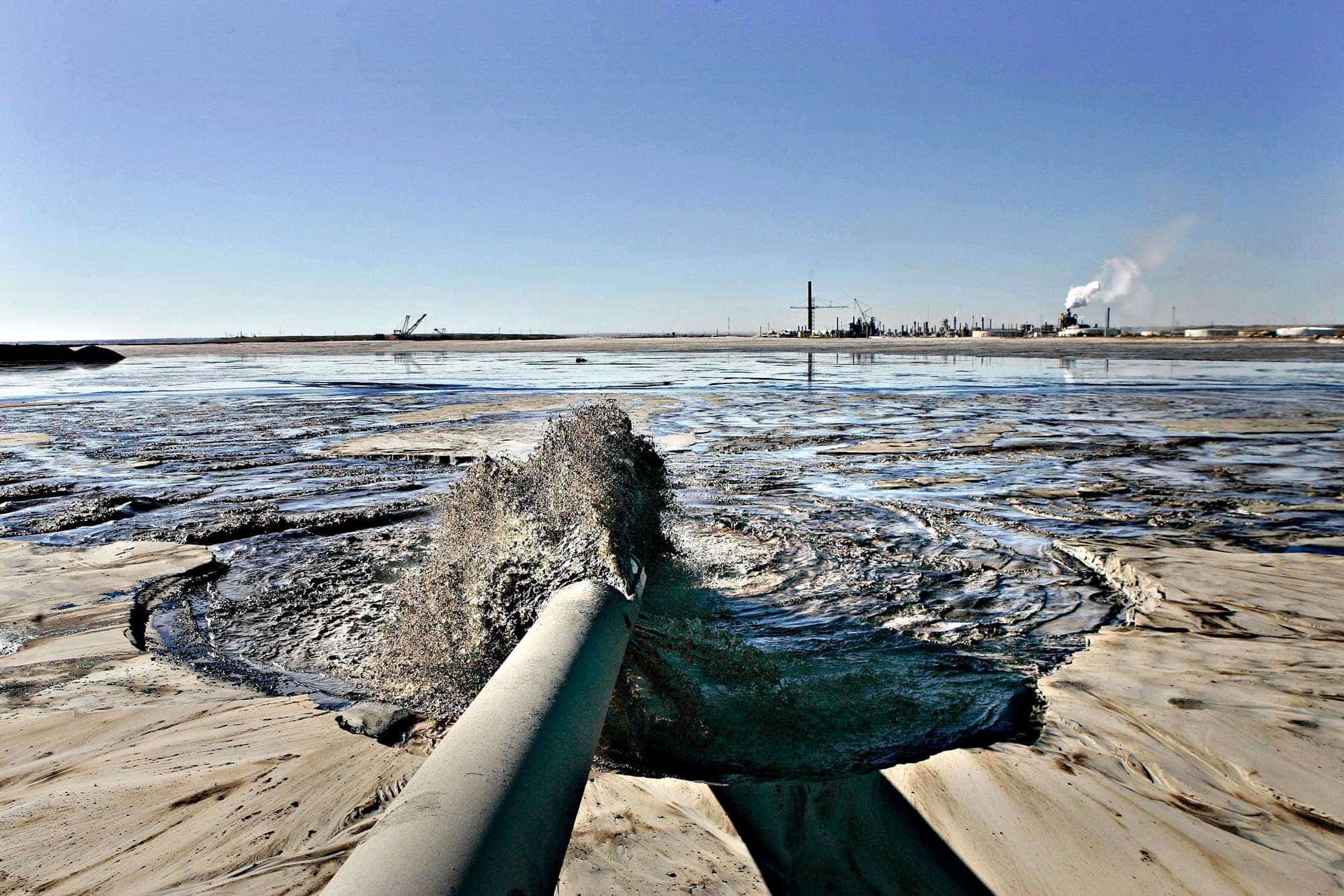 Le pétrole produit par le Canada provient essentiellement des sables bitumineux bien présents dans les prairies canadiennes. On voit sur cette photo des rejets provoqués par l’exploitation de ses sables à Fort McMurray en Alberta.