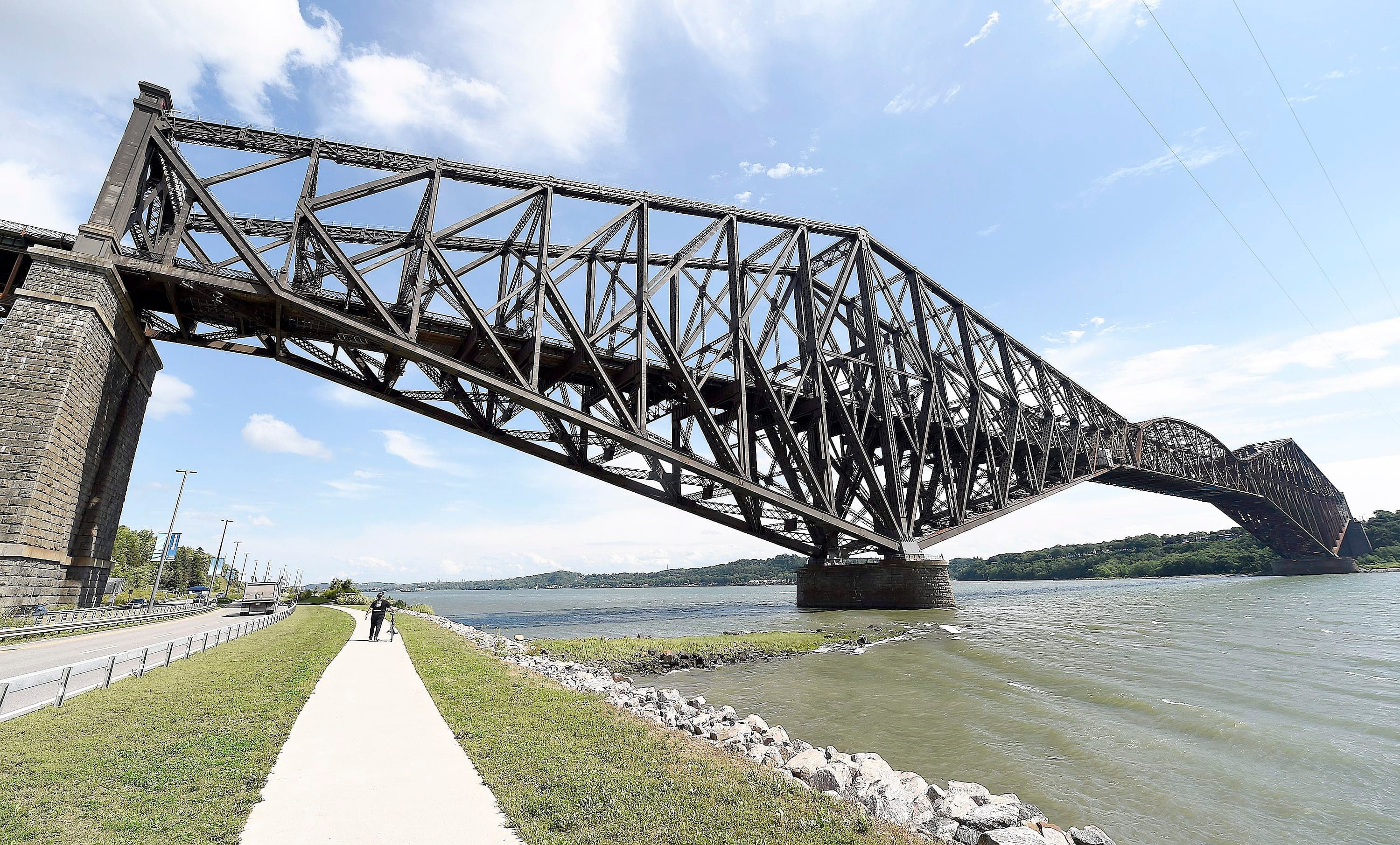 Le premier ministre François Legault estime que les 200 millions $ déjà budgétés par son gouvernement pour la réfection du tablier routier du pont de Québec représentent une contribution suffisante.