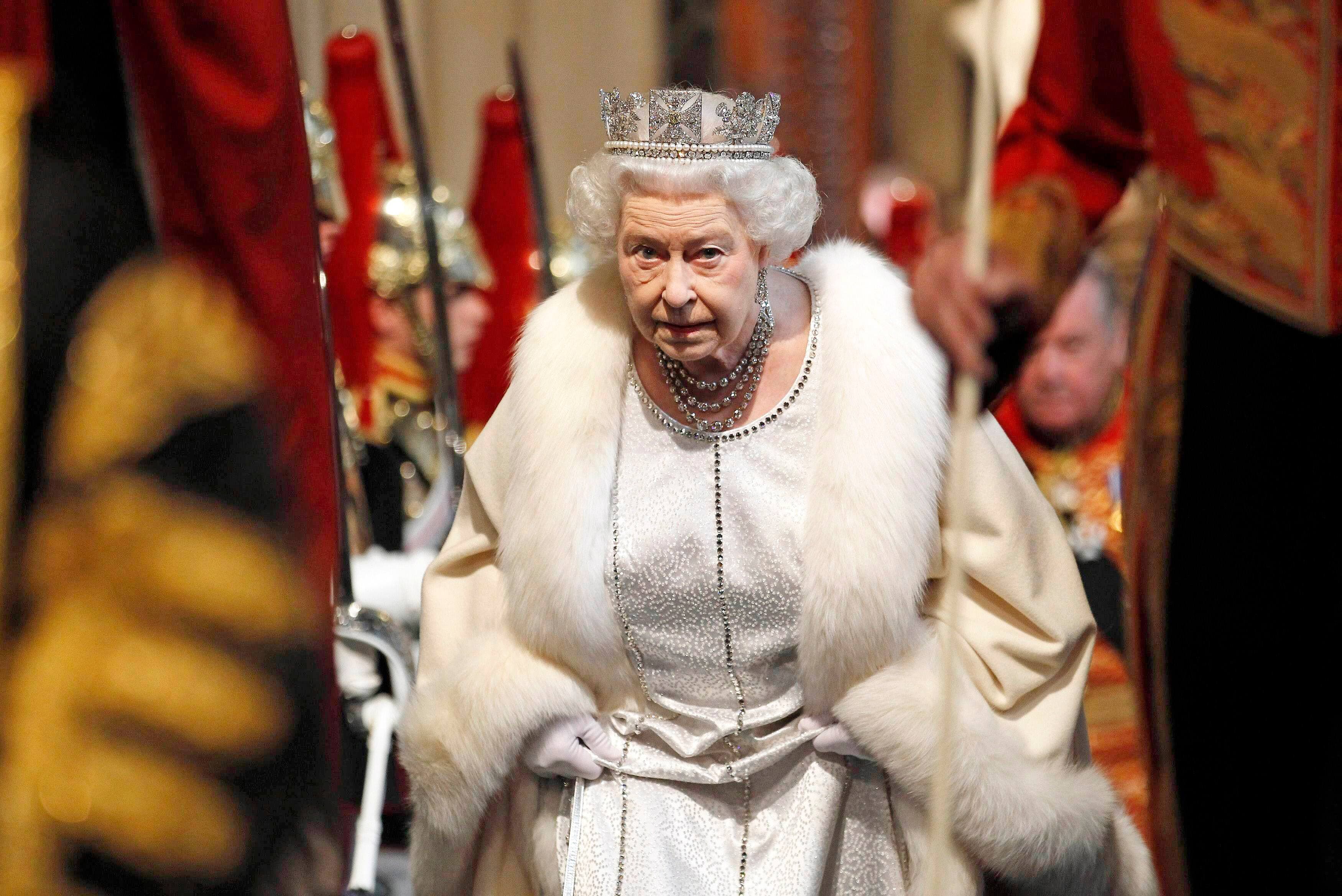 La reine Élisabeth II arrivant au palais de Westminster, à Londres, en 2012. Elle est aujourd’hui âgée de 94 ans.