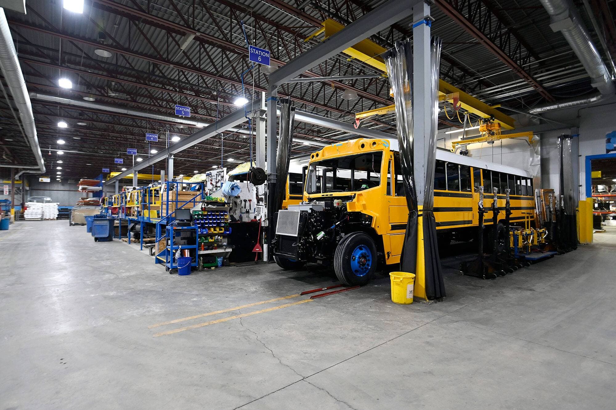 Lion Électrique veut construire une nouvelle usine d’assemblage de batterie. Le fabricant de véhicules électriques soutient être à la recherche du meilleur site possible au Québec. La compagnie a déjà des installations à Saint-Jérôme (ci-dessus).