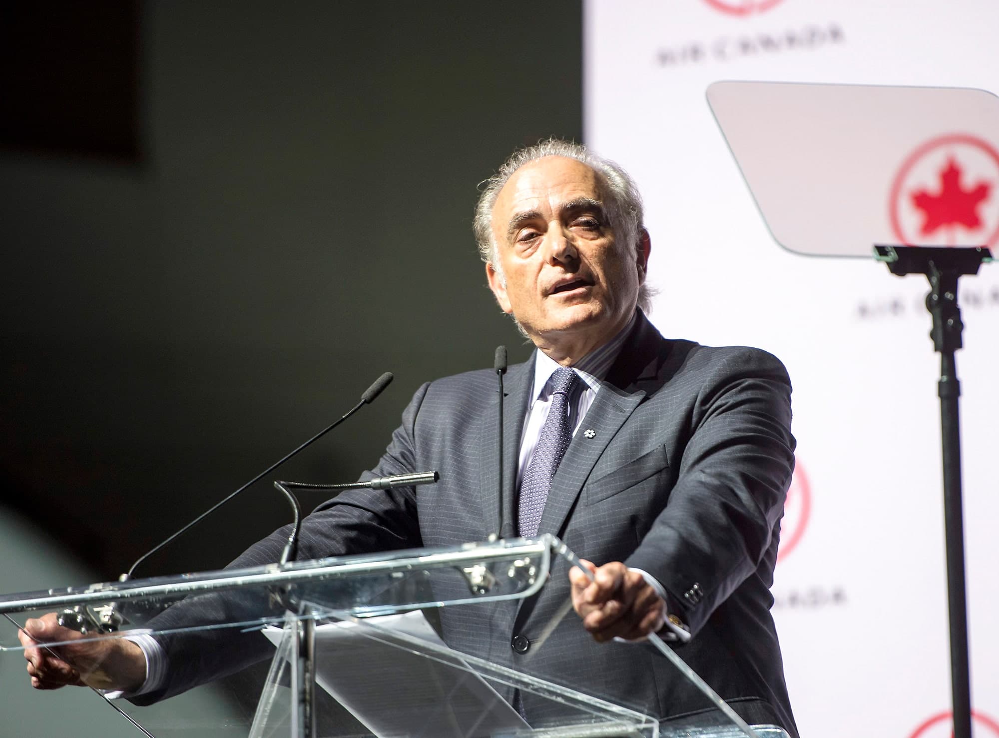 Calin Rovinescu était PDG d'Air Canada au moment de la fermeture abrupte d'Aveos, en 2012. On le voit ici lors de la livraison du premier avion A220 à Air Canada, en janvier 2020.