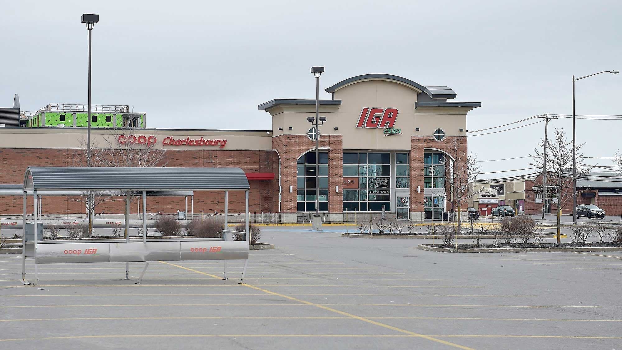 Empire Company, la société qui chapeaute la bannière IGA, renoue avec les primes pour ses travailleurs en zone de confinement total. Sur la photo, un IGA à Charlesbourg, près de Québec.