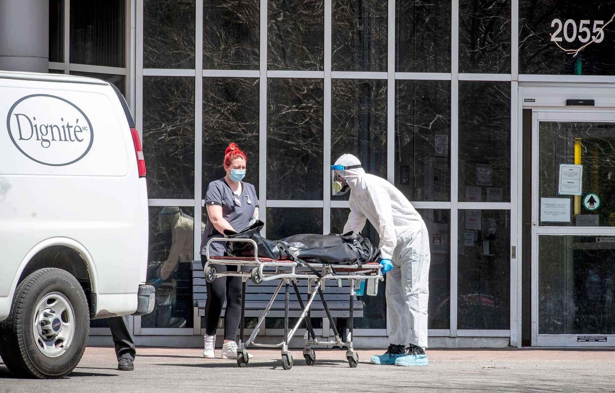 Sortie du corps d’un patient dans un CHSLD de Montréal au début de la crise, en mars, dans les résidences pour personnes âgées.
