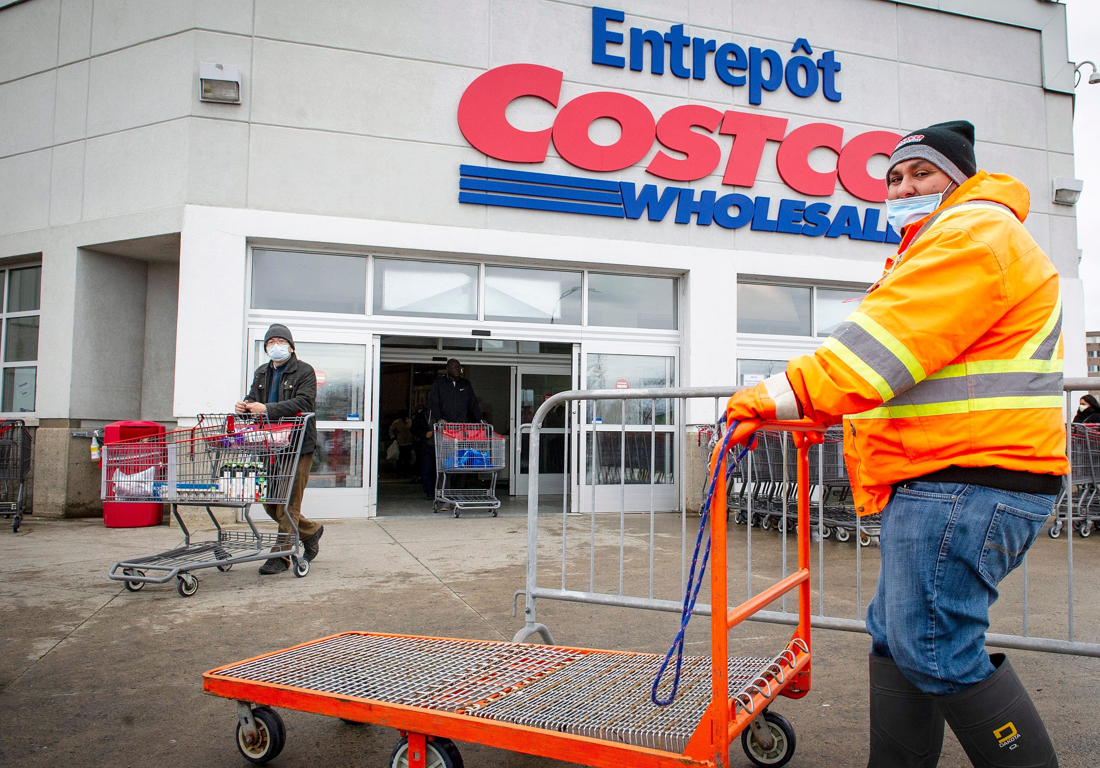 Un salarié à l’œuvre, dans le stationnement du Costco du Marché central, dans l’arrondissement Ahuntsic-Cartierville, à Montréal.