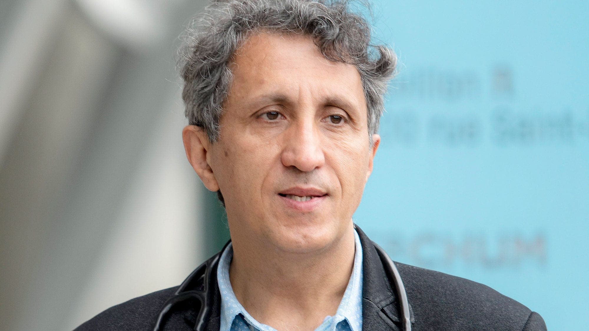 Amir Khadir, microbiologiste-infectiologue