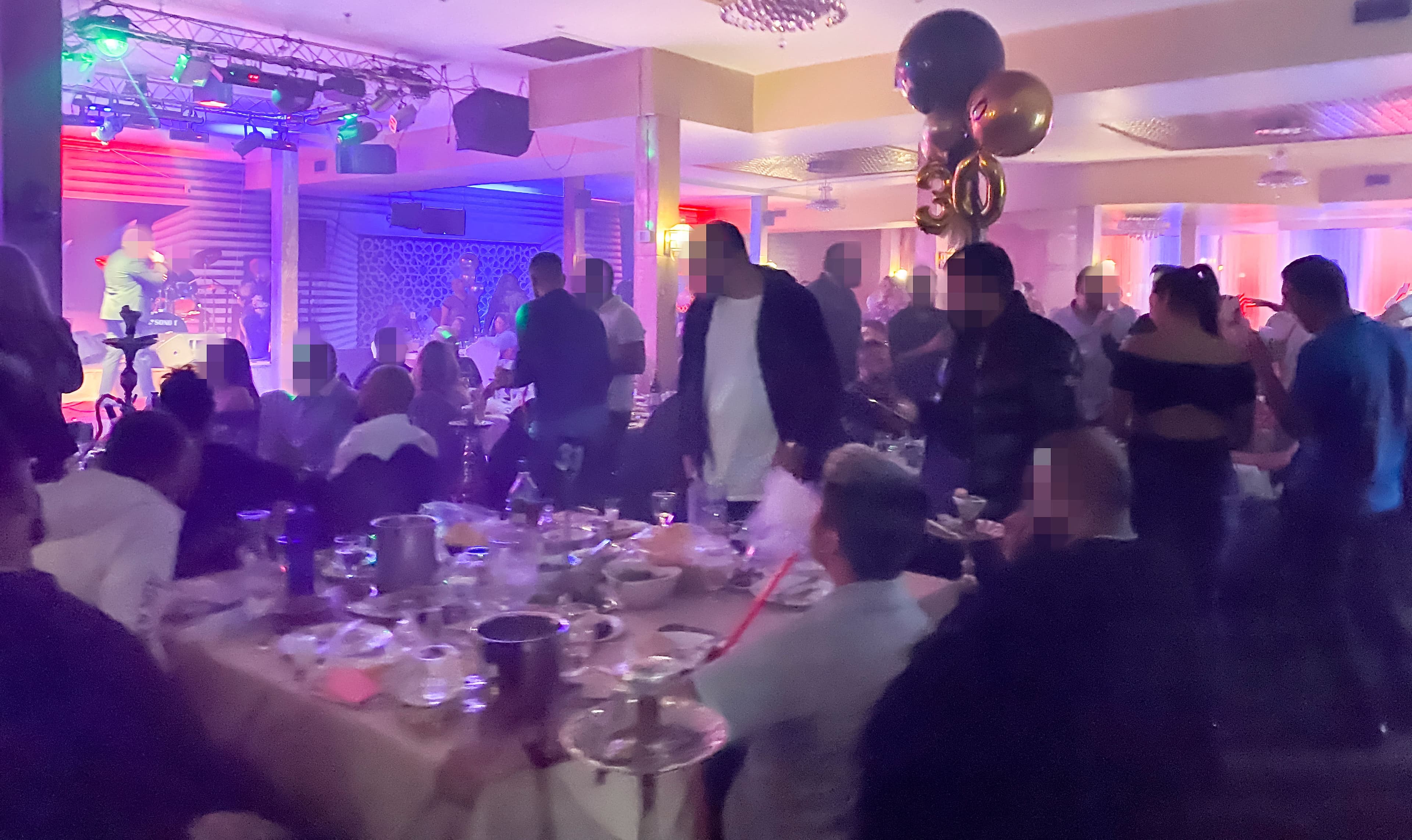 En pleine pandémie, la distanciation physique était tout sauf respectée au restaurant Lordia de Laval, samedi soir.