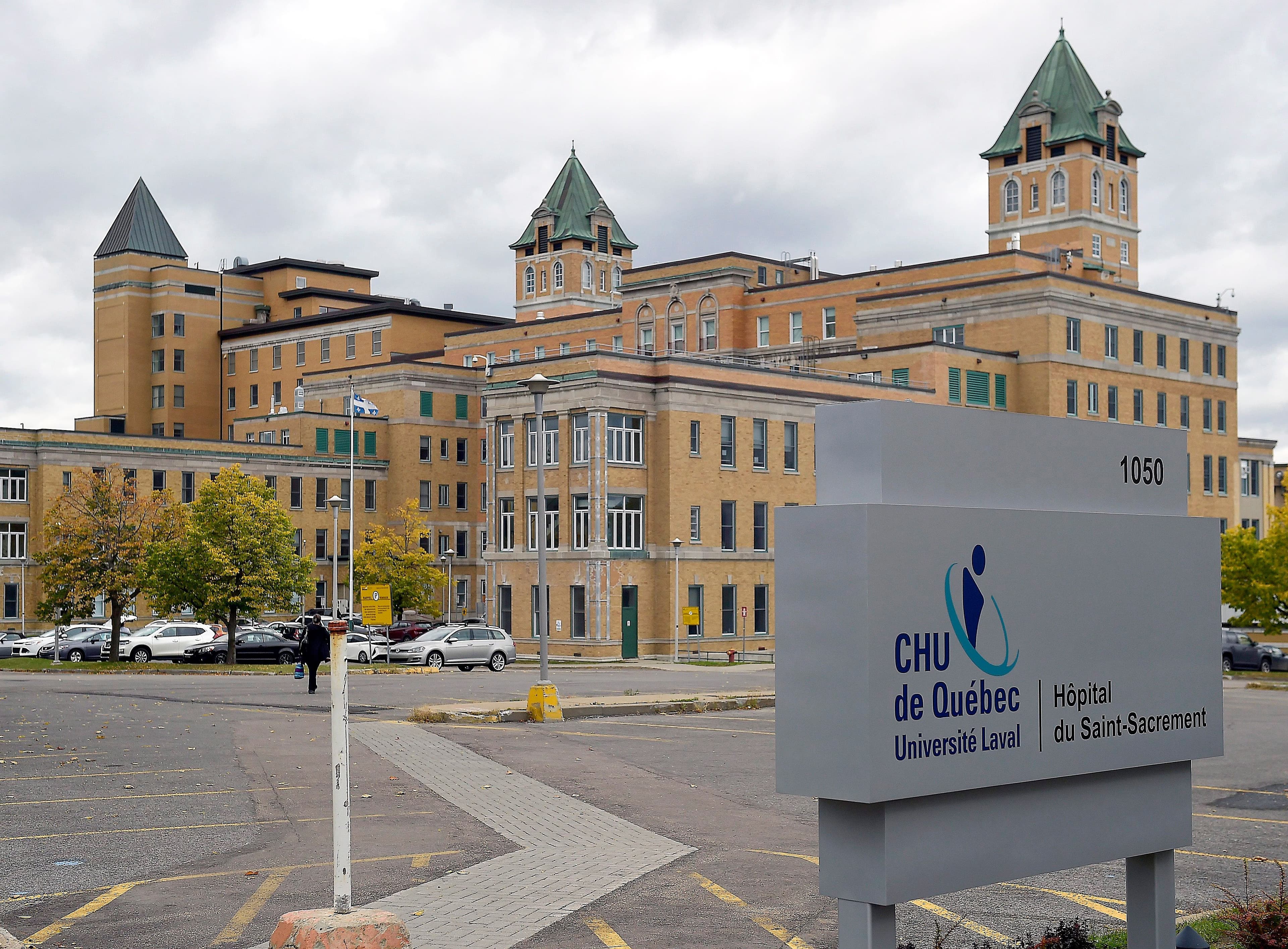 Cinq personnes ont contracté la COVID-19 à la suite d’une éclosion à l’hôpital du Saint-Sacrement à Québec.