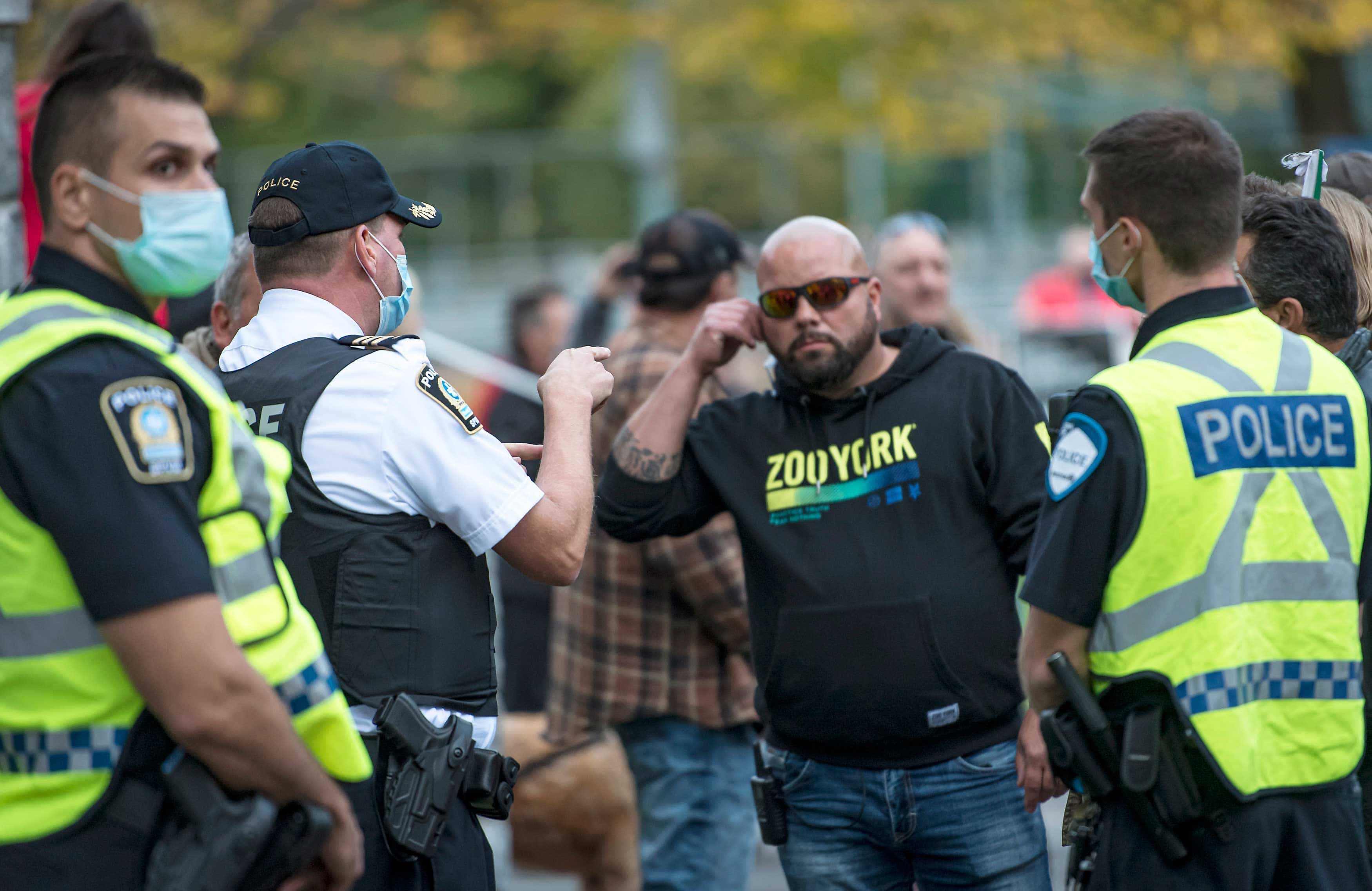 Quelques centaines de personnes ont manifesté en septembre à Montréal pour contester les mesures sanitaires, sous forte présence policière.