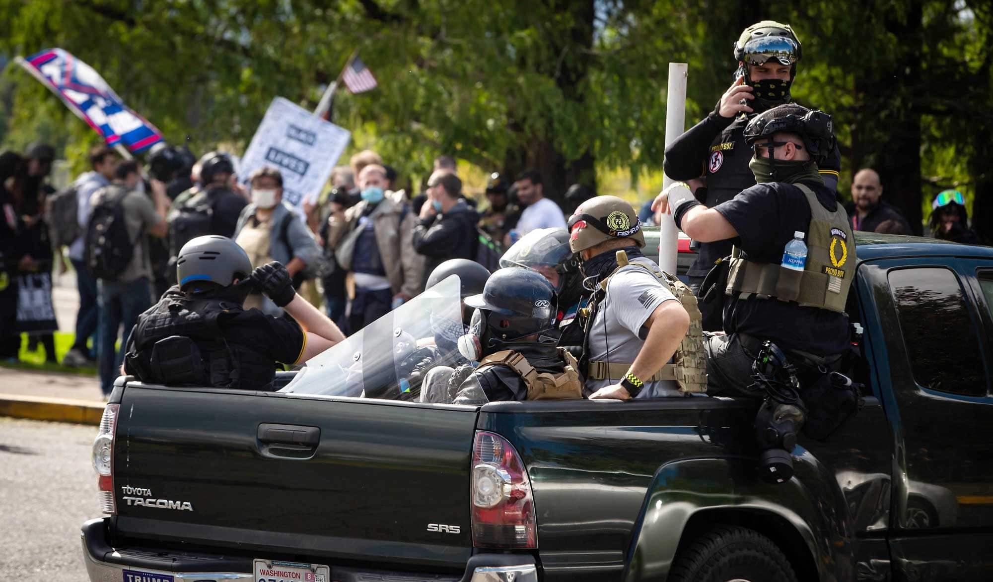 Des membres du groupe paramilitaire Proud Boys s’étaient réunis samedi à Portland en soutien au président Donald Trump.