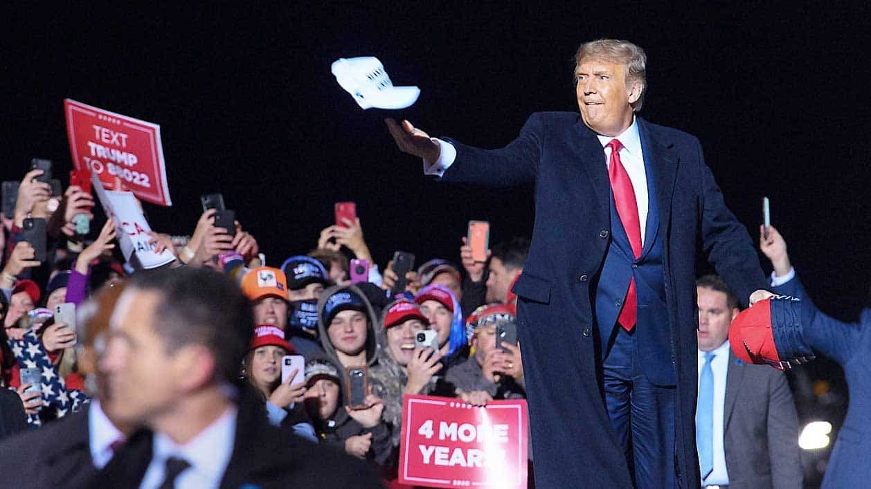 Mercredi, le président lançait des casquettes à ses partisans du Minnesota.