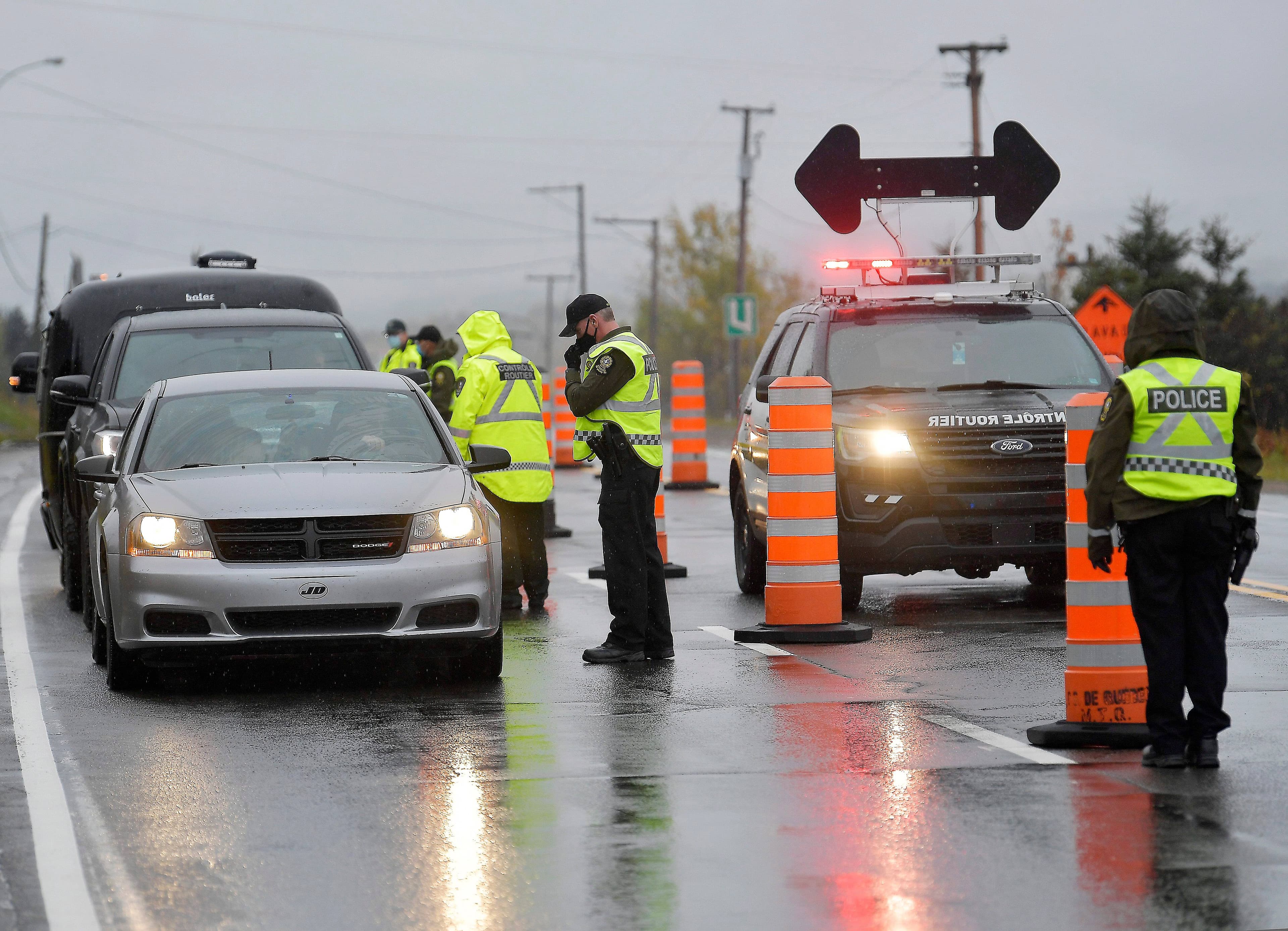 Les policiers de la Sûreté du Québec ont déployé un barrage vendredi sur la route 138, à Saint-Tite-des-Caps, en direction de Charlevoix.