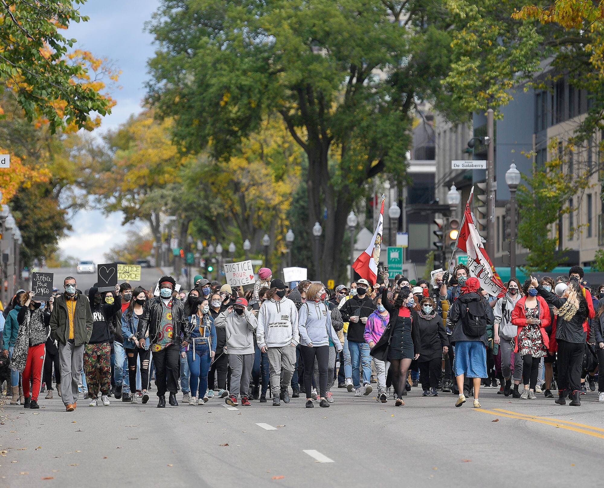 Pendant ce temps ils étaient des centaines à montrer leur soutien à Québec.