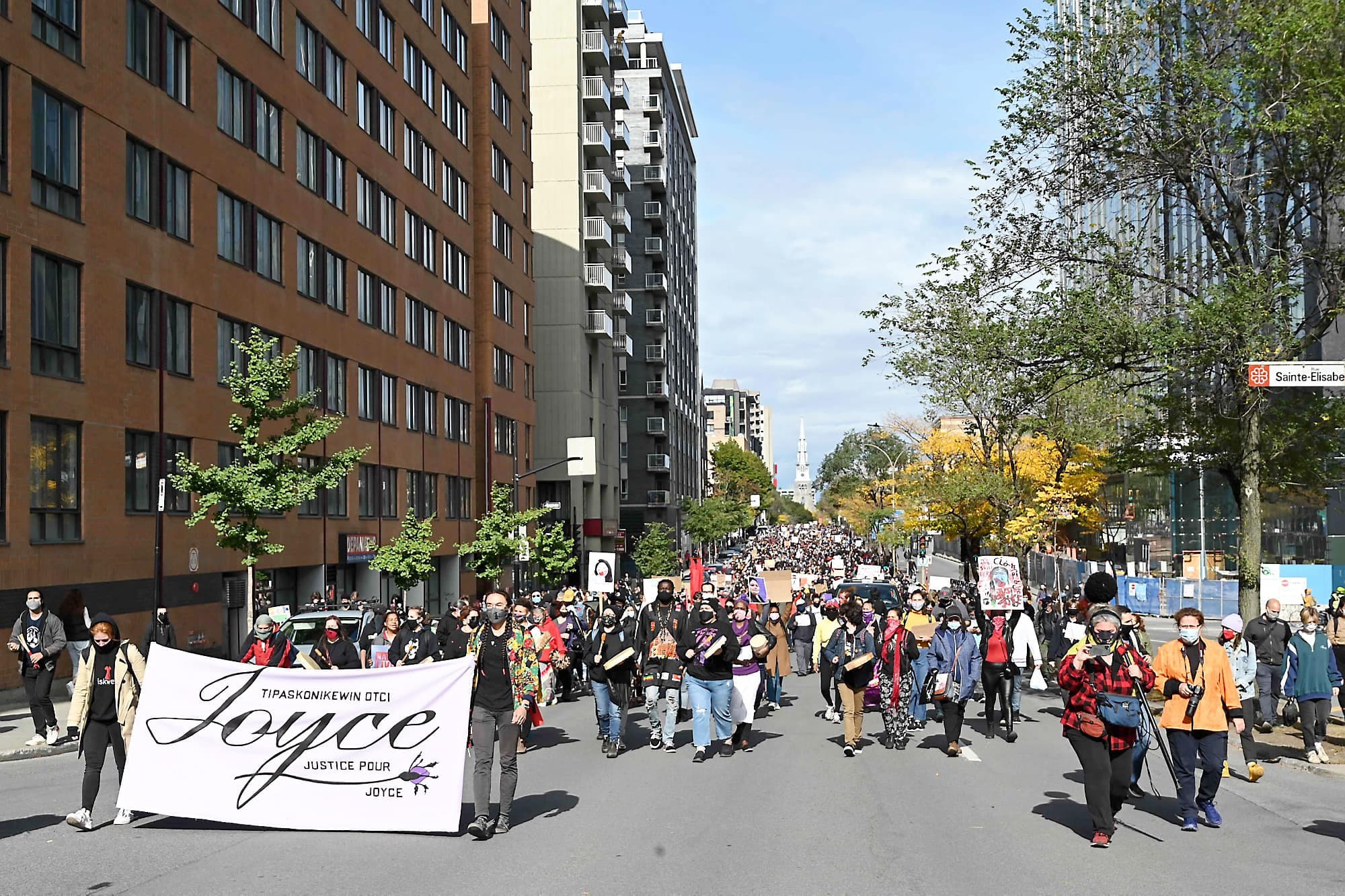 Des milliers de manifestants ont pris les rues montréalaises d’assaut samedi.