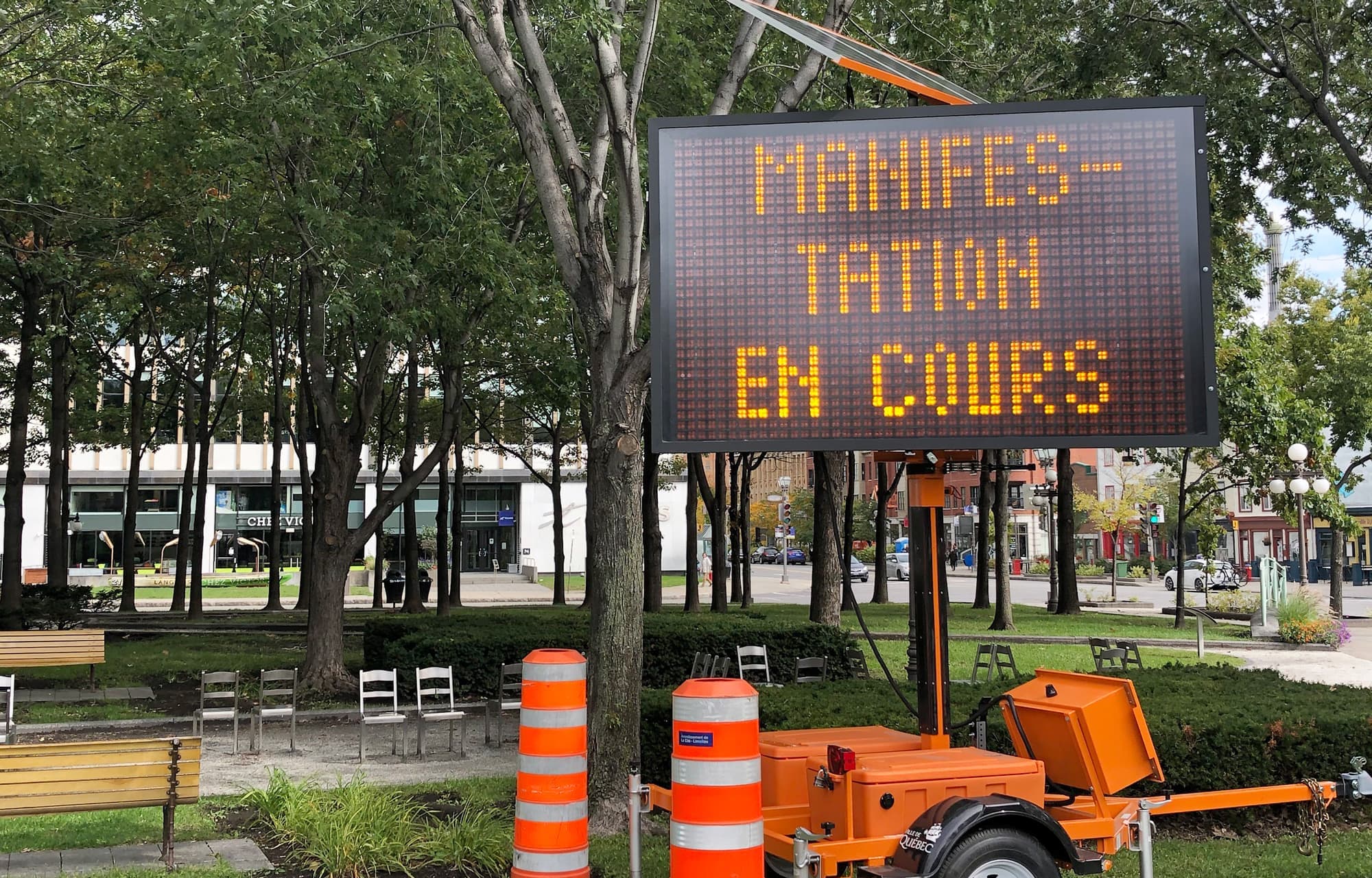 Ce panneau était bien l’un des seuls indices qu’une manifestation avait lieu près de la gare du Palais.