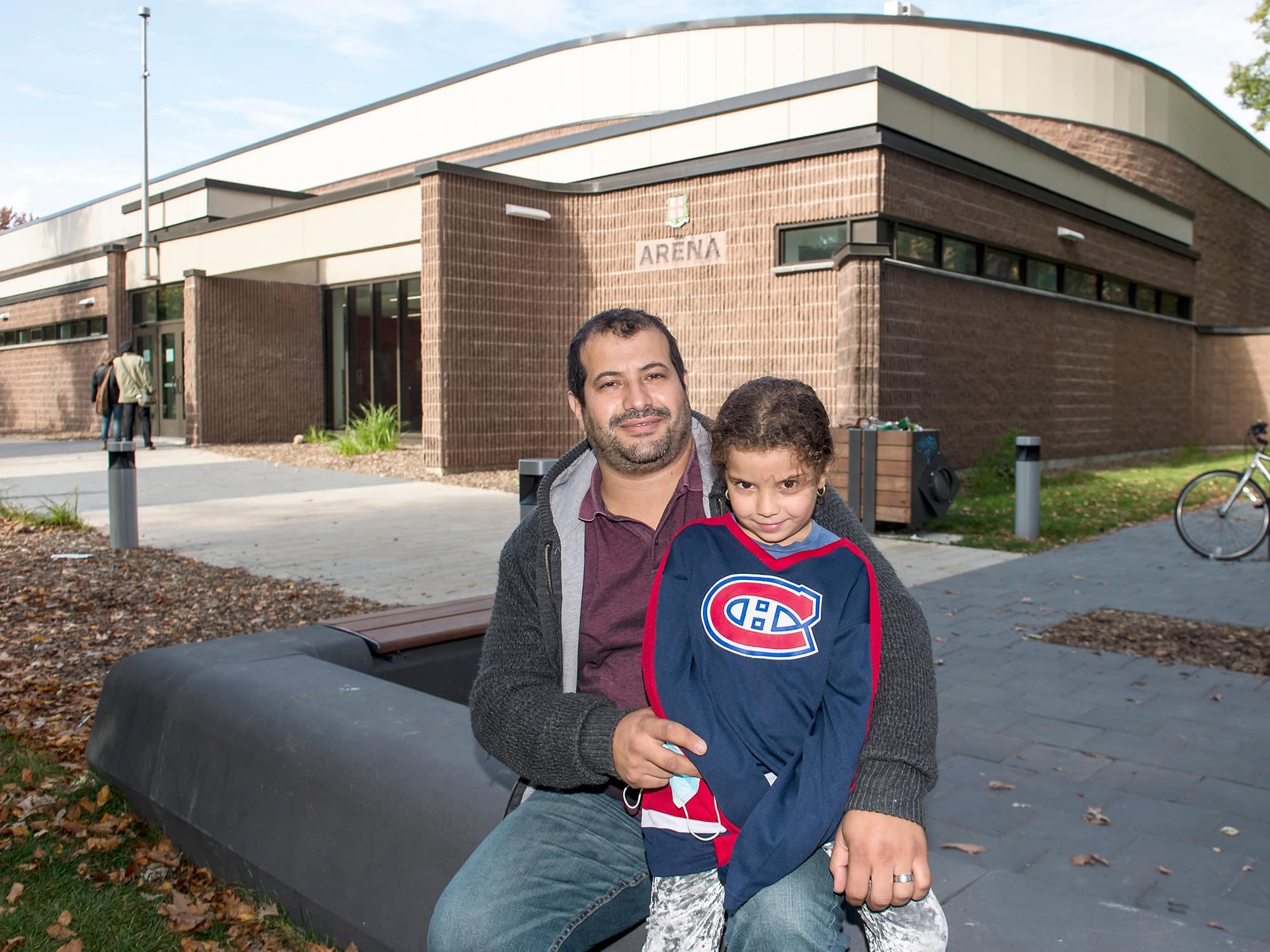 Ridha Mezdari espère que sa fille Ariam, 5 ans, pourra continuer ses pratiques de hockey.